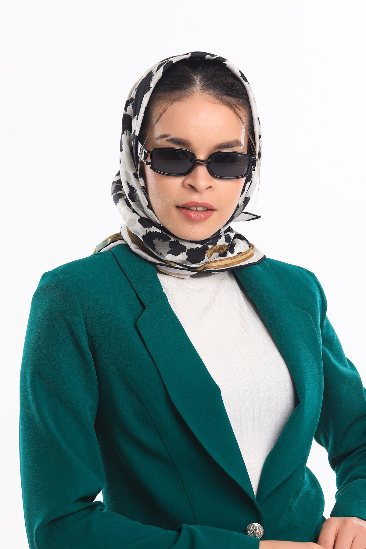 GOLD SERİ EŞARPLeopar Desen Gold Seri Twill Eşarp Eşarp Askısı ile Birlikte 90x90 cm