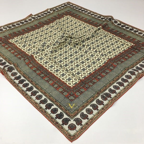 EŞARPDesenli Gold Seri Twill Eşarp Askısı ile Birlikte 90x90 cm