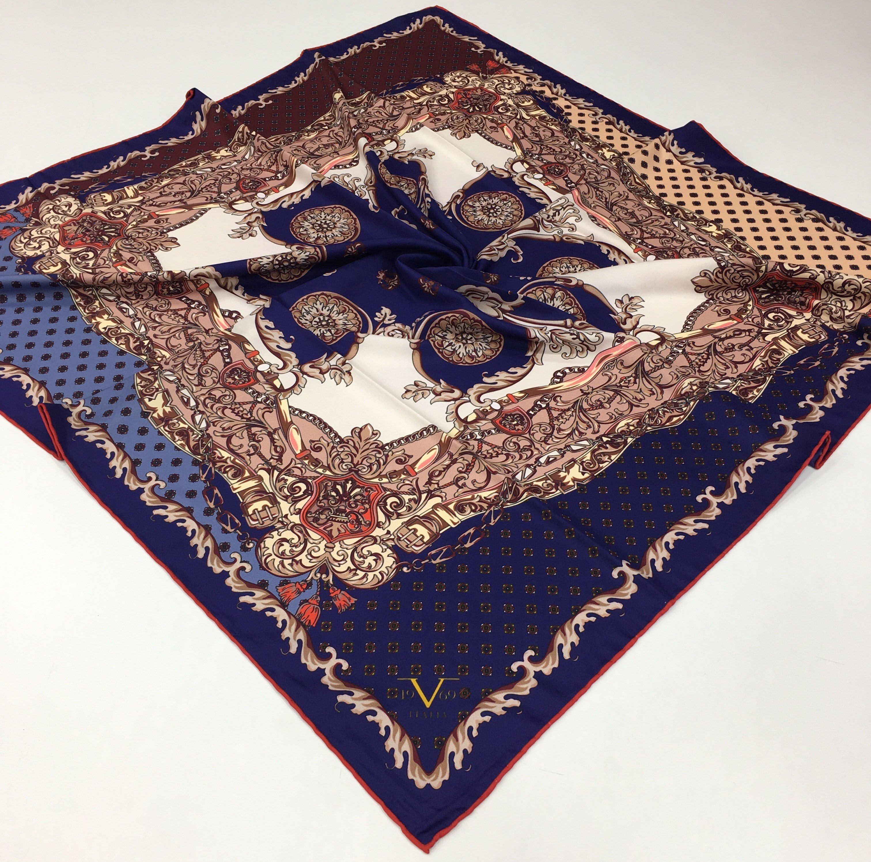 BLACK SERİ EŞARPBarok Desen Gold Seri Twill Eşarp Askısı ile Birlikte 90x90 cm