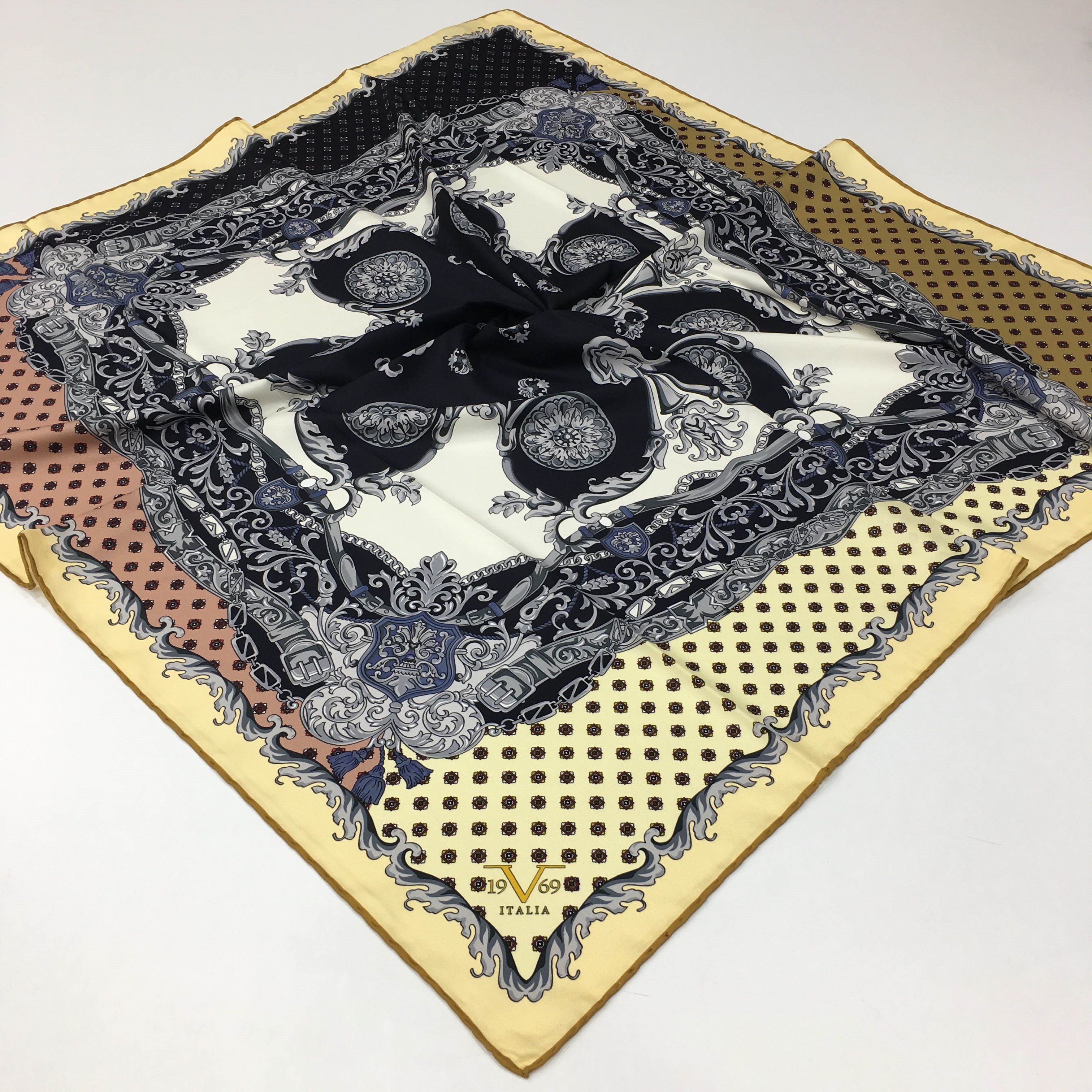 BLACK SERİ EŞARPBarok Desen Gold Seri Twill Eşarp Askısı ile Birlikte 90x90 cm