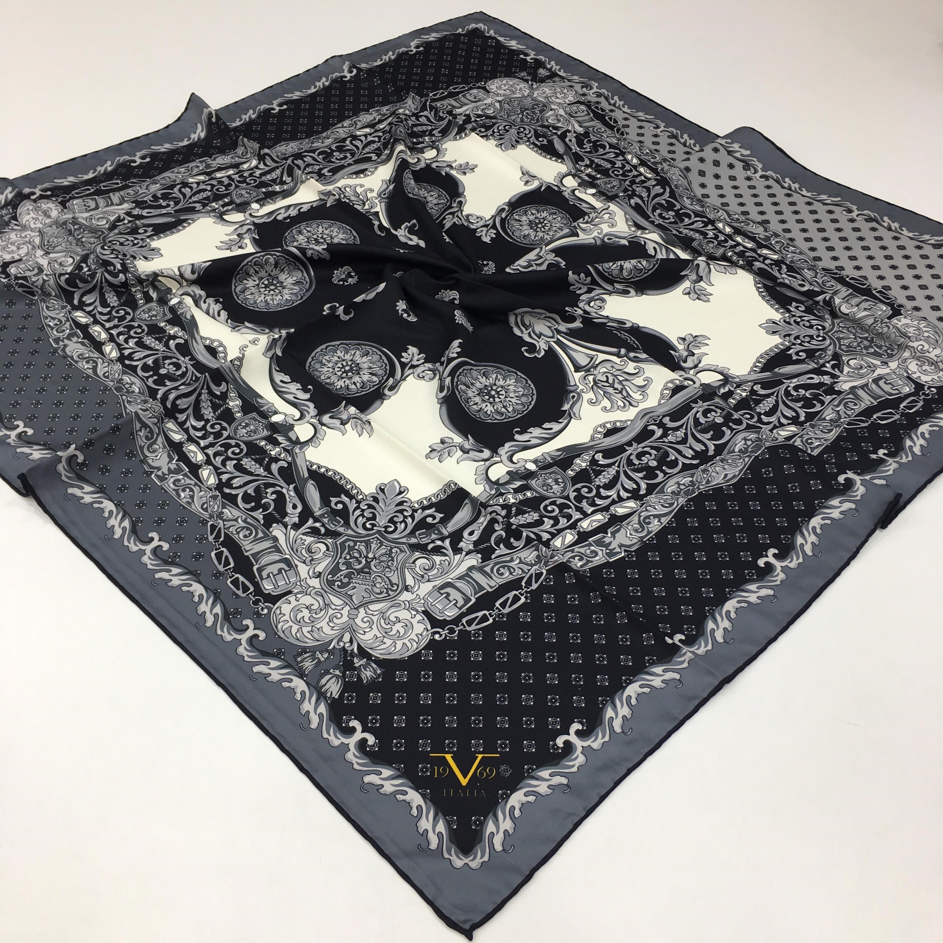 BLACK SERİ EŞARPBarok Desen Gold Seri Twill Eşarp Askısı ile Birlikte 90x90 cm