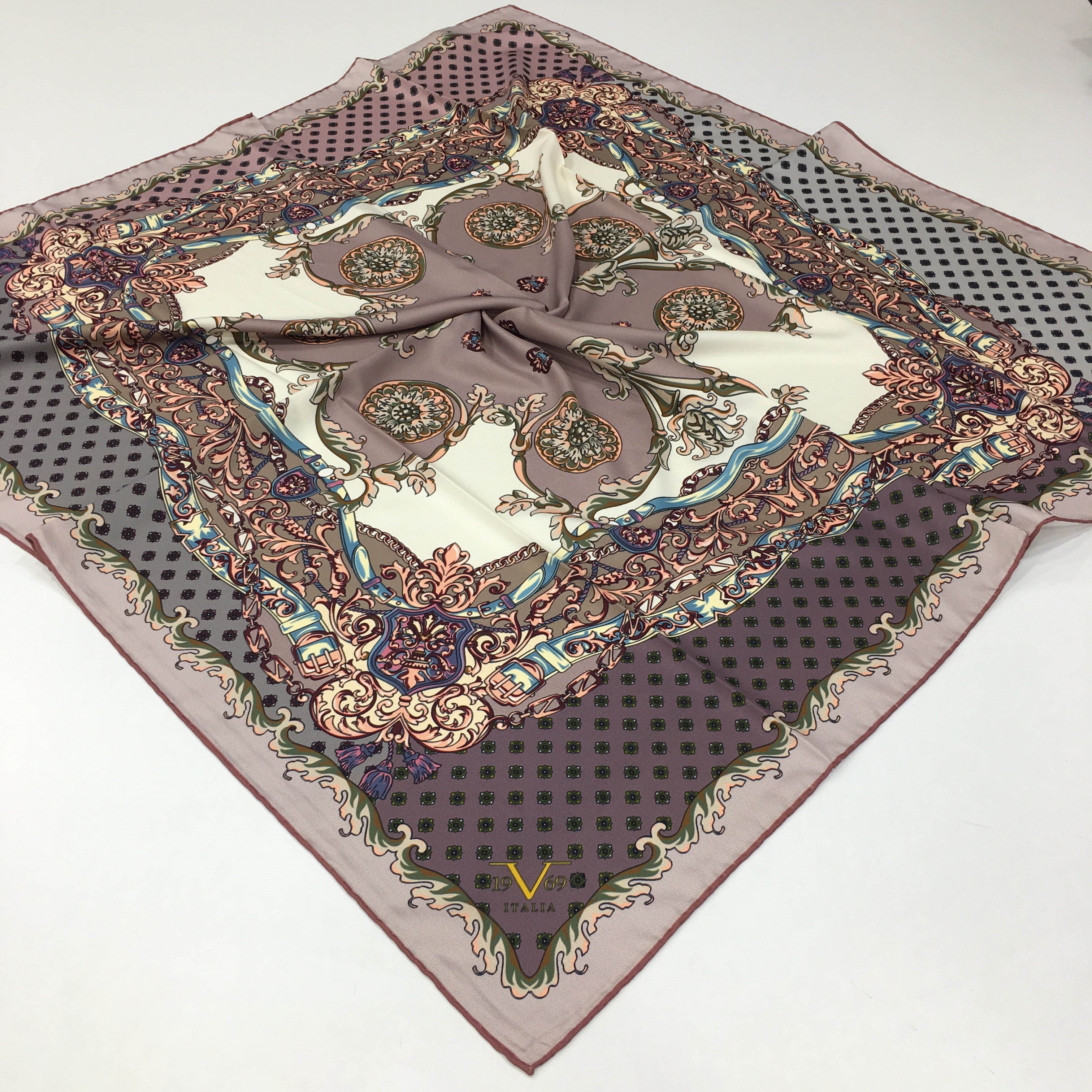 BLACK SERİ EŞARPBarok Desen Gold Seri Twill Eşarp Askısı ile Birlikte 90x90 cm
