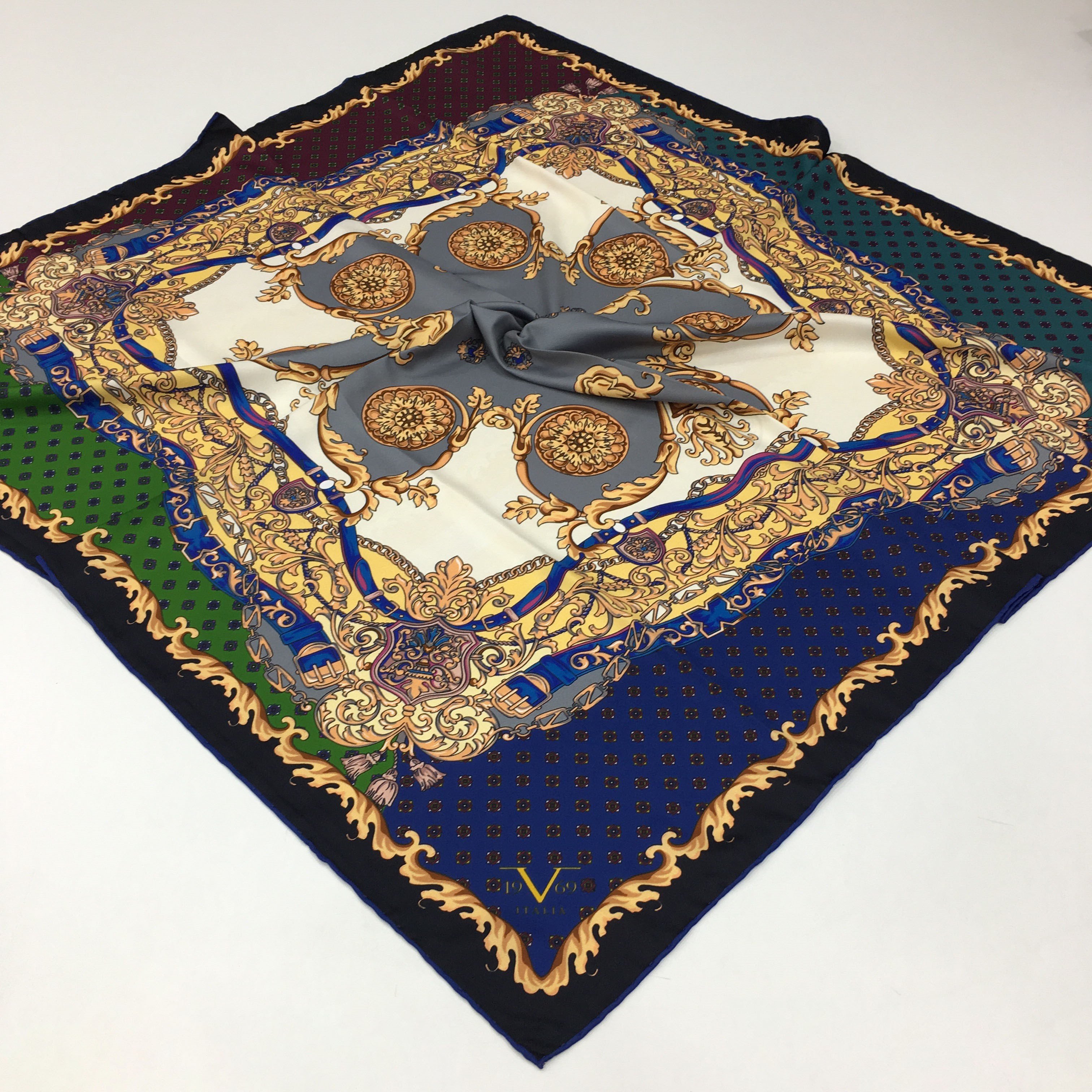 BLACK SERİ EŞARPBarok Desen Gold Seri Twill Eşarp Askısı ile Birlikte 90x90 cm