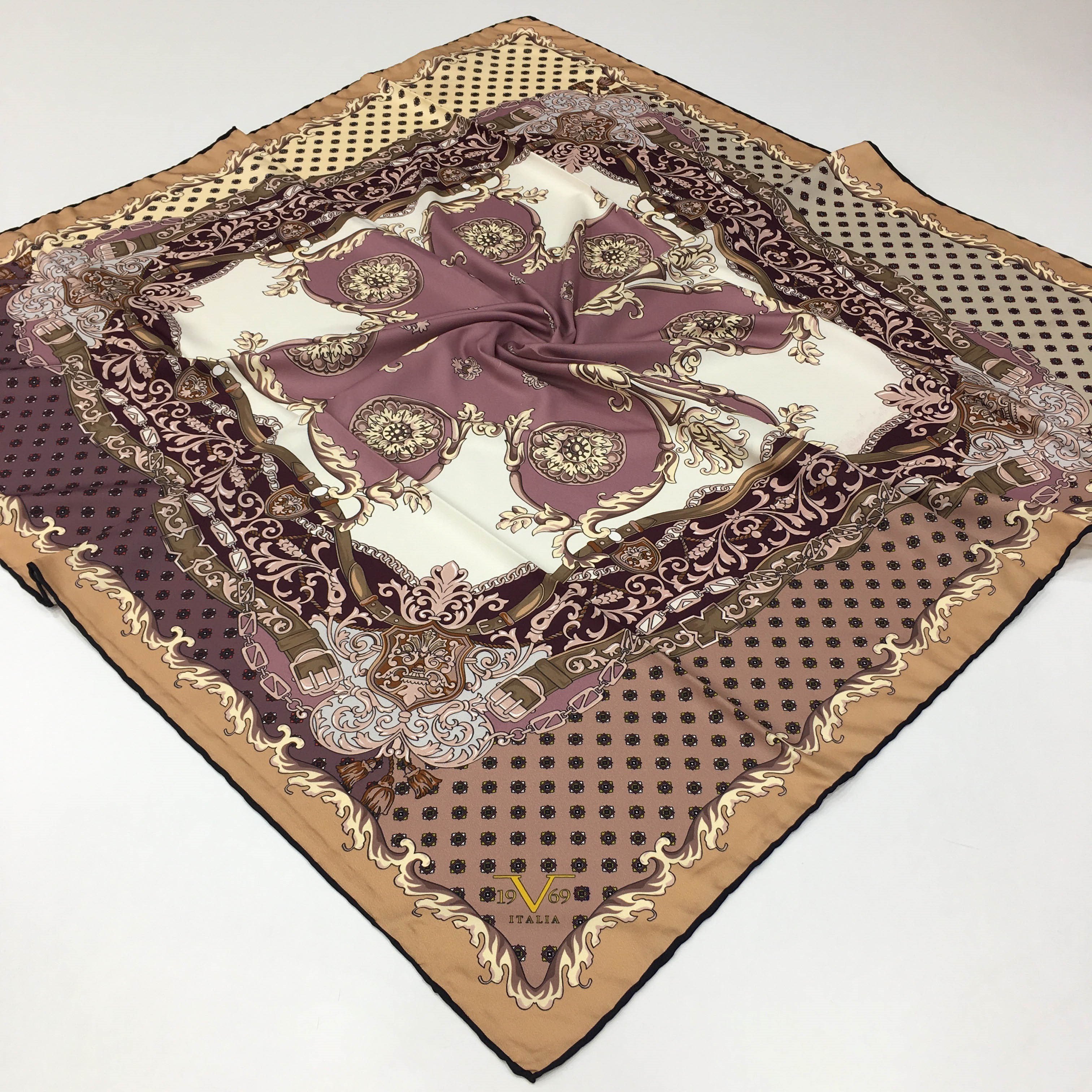 BLACK SERİ EŞARPBarok Desen Gold Seri Twill Eşarp Askısı ile Birlikte 90x90 cm