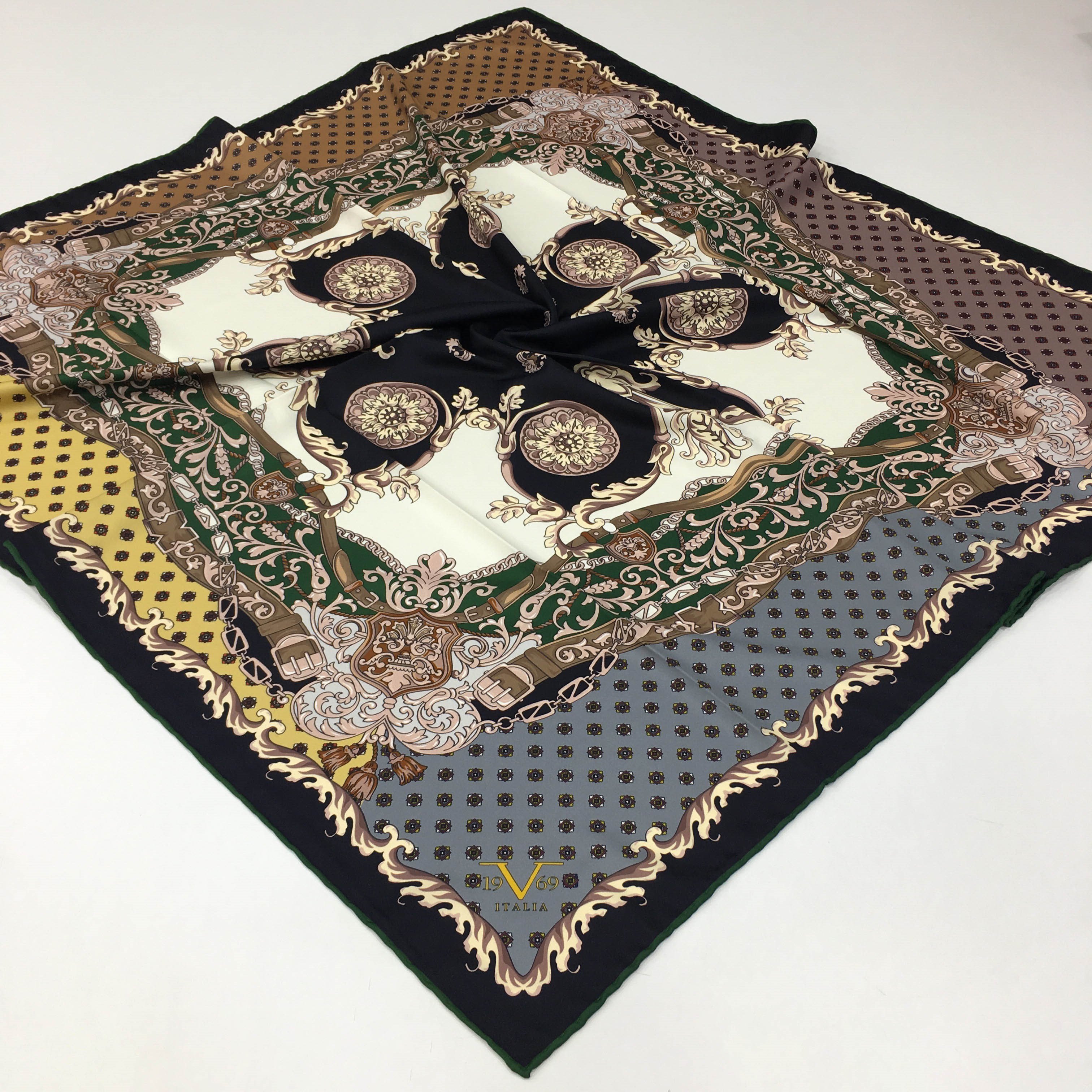 BLACK SERİ EŞARPBarok Desen Gold Seri Twill Eşarp Askısı ile Birlikte 90x90 cm
