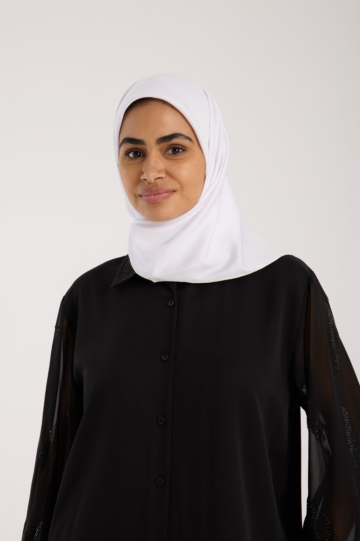 BLACK SERİ EŞARPDüz Renk Black Seri Twill Eşarp Askısı ile Birlikte 90x90 cm