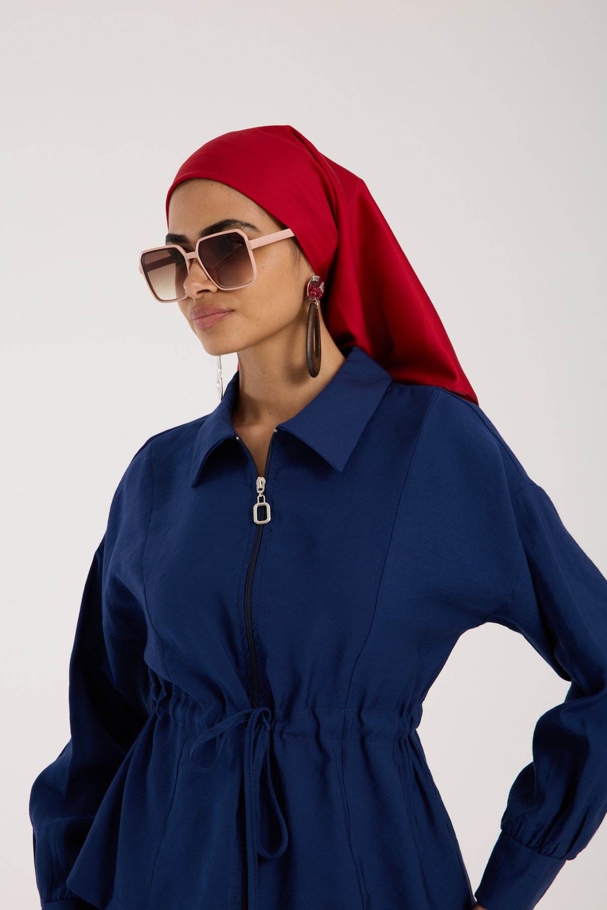 BLACK SERİ EŞARPDüz Renk Black Seri Twill Eşarp Askısı ile Birlikte 90x90 cm