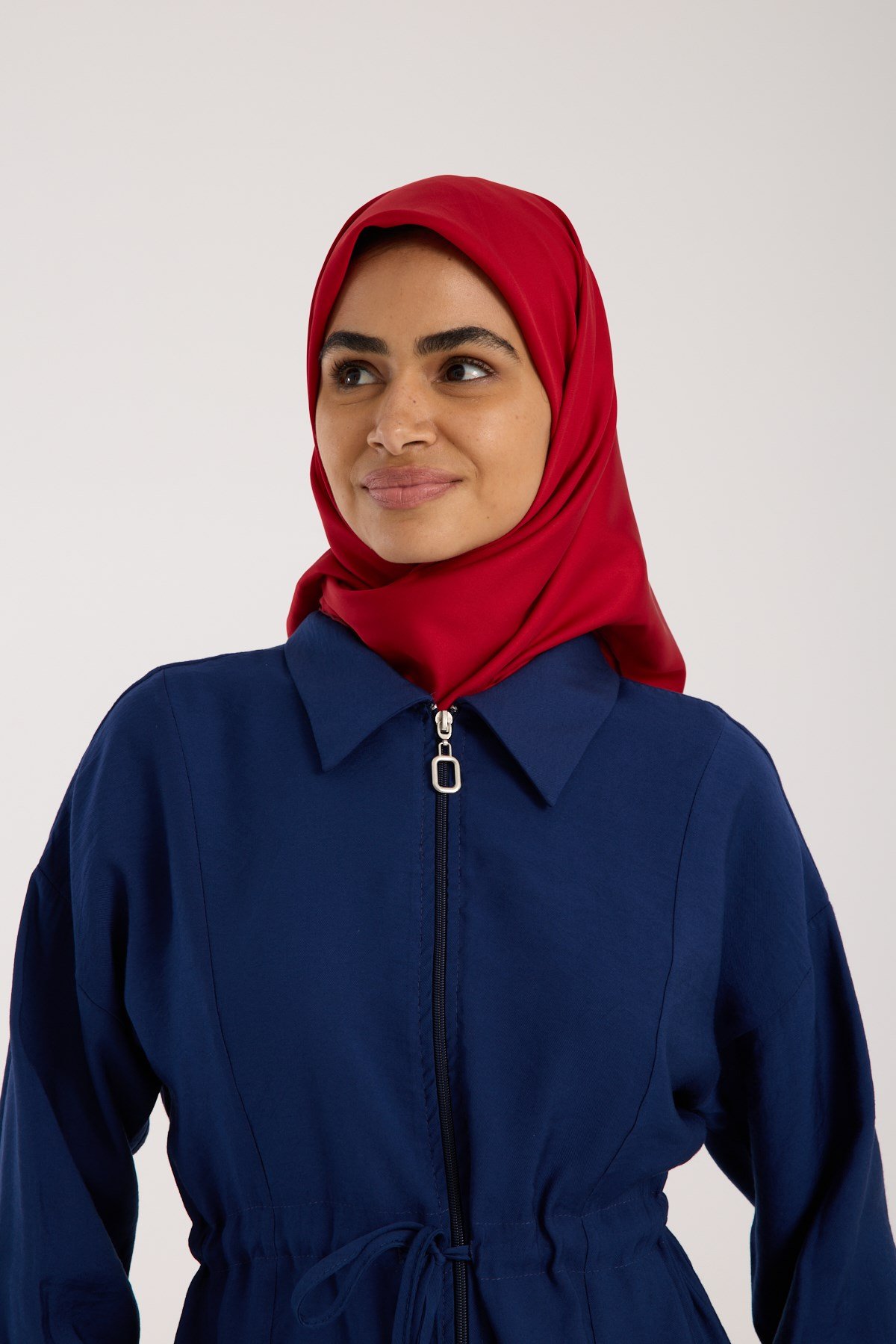 BLACK SERİ EŞARPDüz Renk Black Seri Twill Eşarp Askısı ile Birlikte 90x90 cm