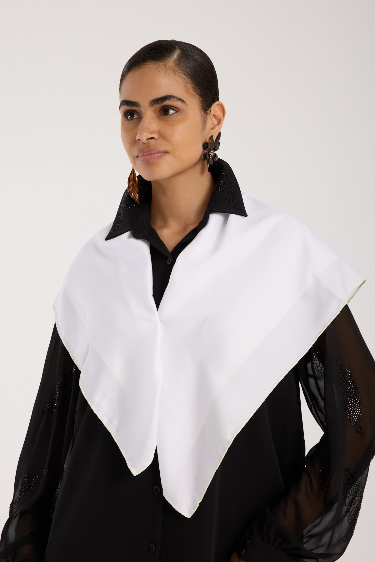 BLACK SERİ EŞARPDüz Renk Black Seri Twill Eşarp Askısı ile Birlikte 90x90 cm