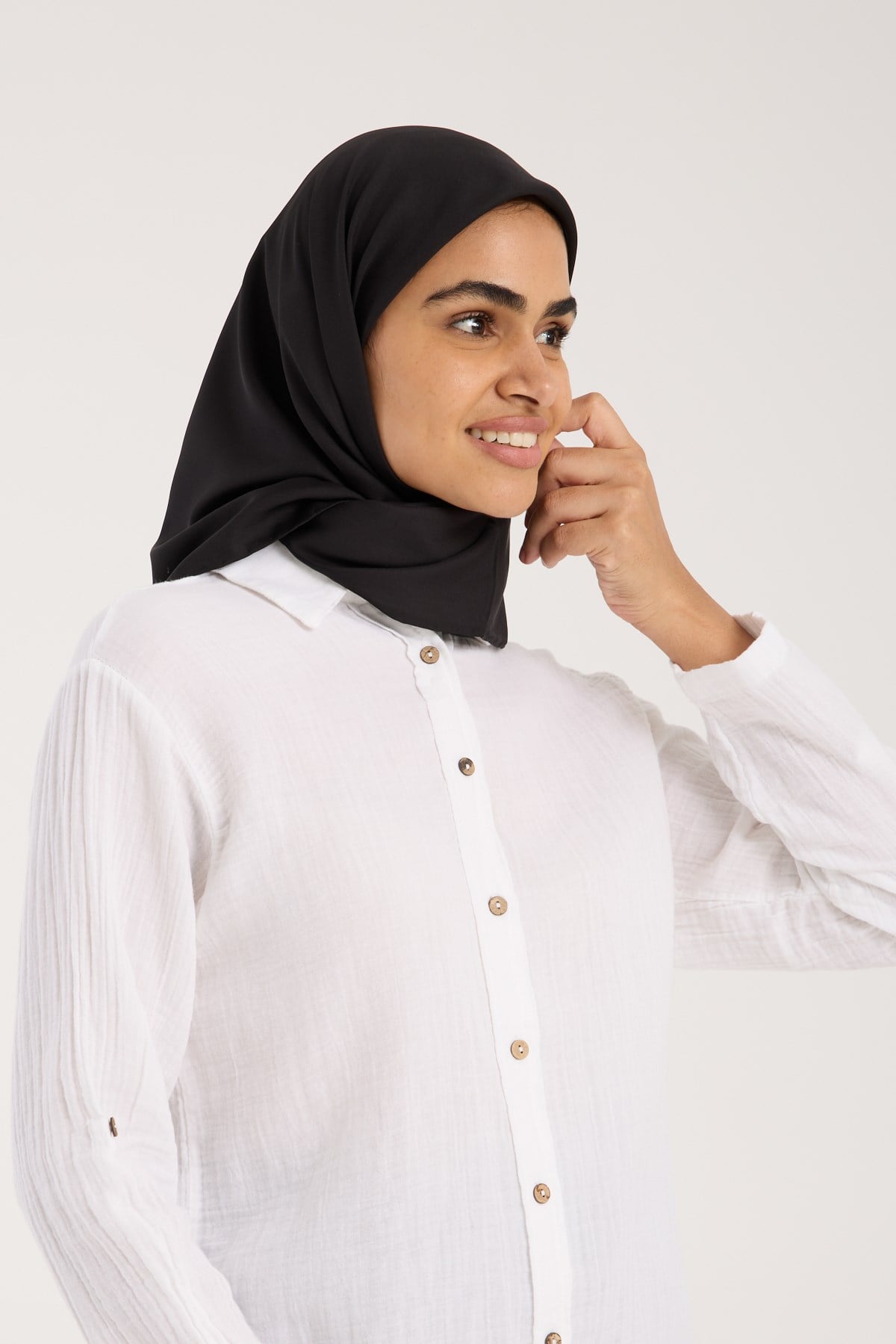 BLACK SERİ EŞARPDüz Renk Black Seri Twill Eşarp Askısı ile Birlikte 90x90 cm