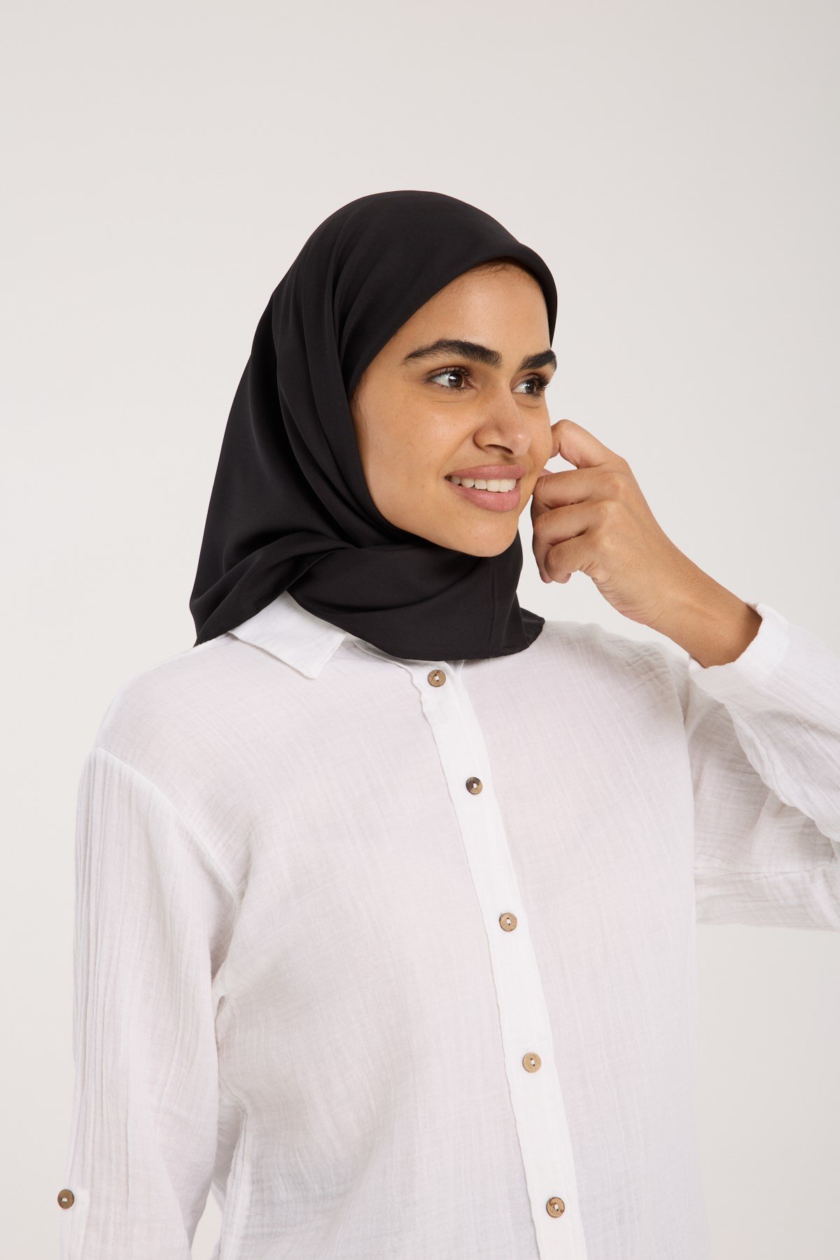 BLACK SERİ EŞARPDüz Renk Black Seri Twill Eşarp Askısı ile Birlikte 90x90 cm