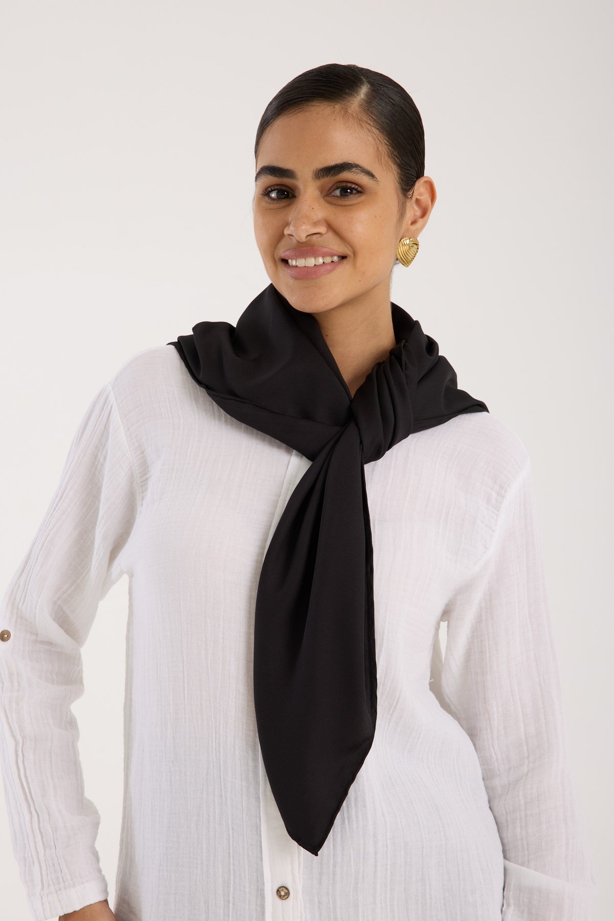 BLACK SERİ EŞARPDüz Renk Black Seri Twill Eşarp Askısı ile Birlikte 90x90 cm