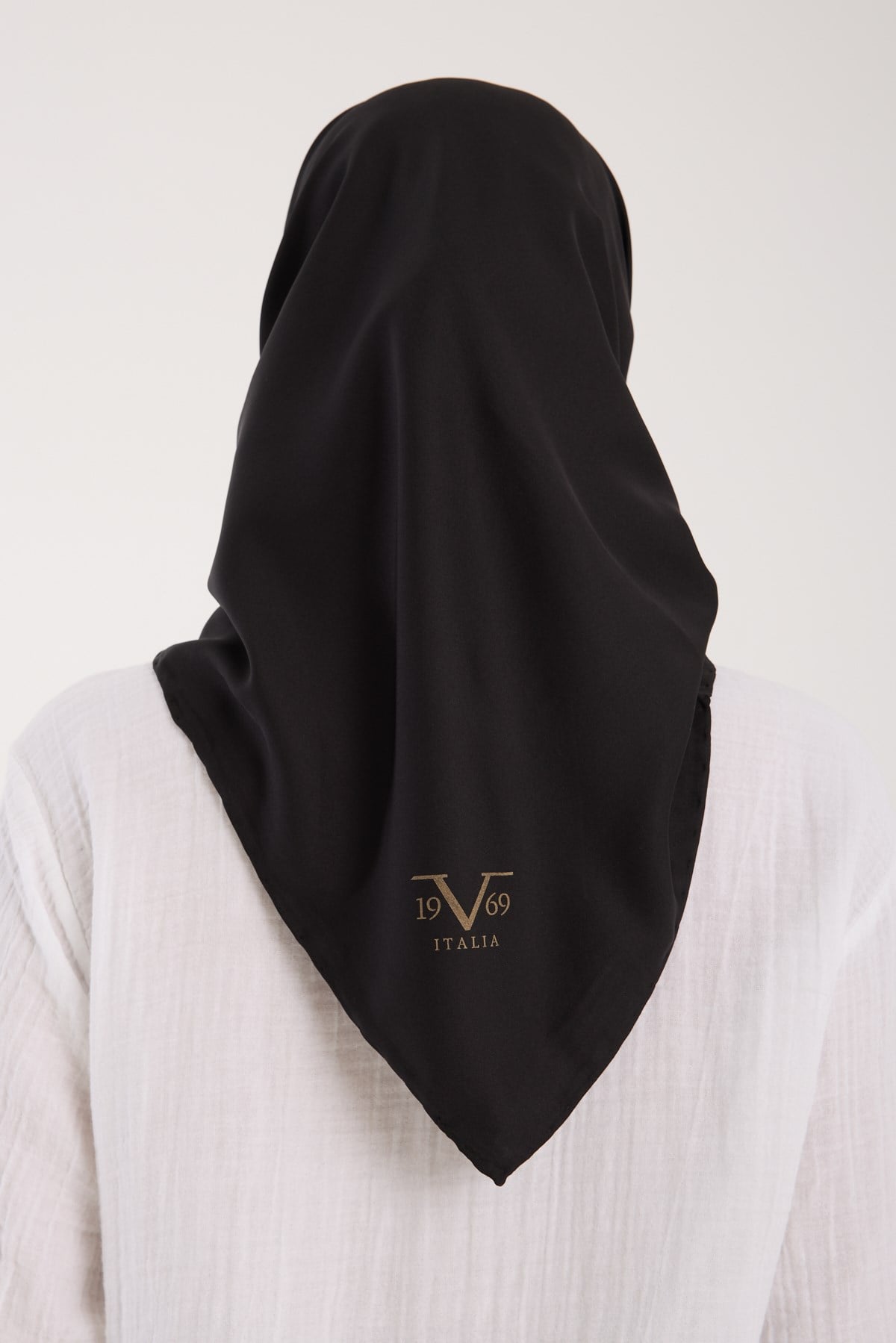 BLACK SERİ EŞARPDüz Renk Black Seri Twill Eşarp Askısı ile Birlikte 90x90 cm