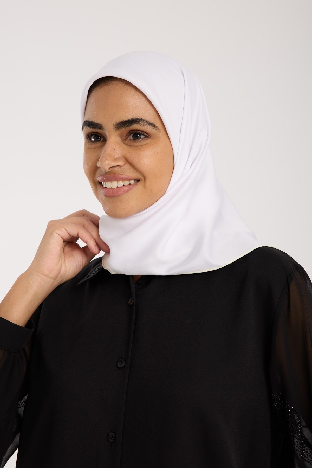 BLACK SERİ EŞARPDüz Renk Black Seri Twill Eşarp Askısı ile Birlikte 90x90 cm