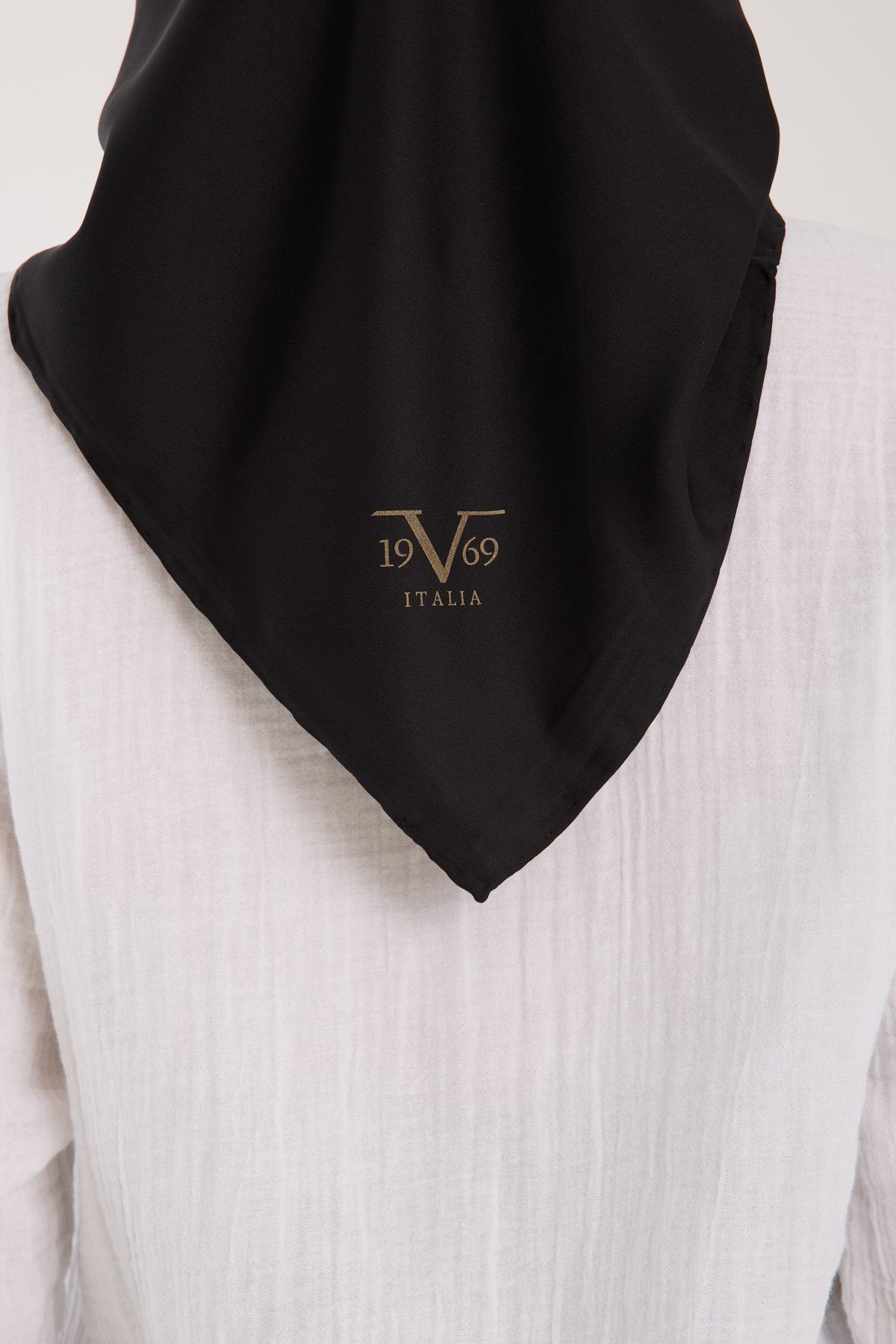 BLACK SERİ EŞARPDüz Renk Black Seri Twill Eşarp Askısı ile Birlikte 90x90 cm