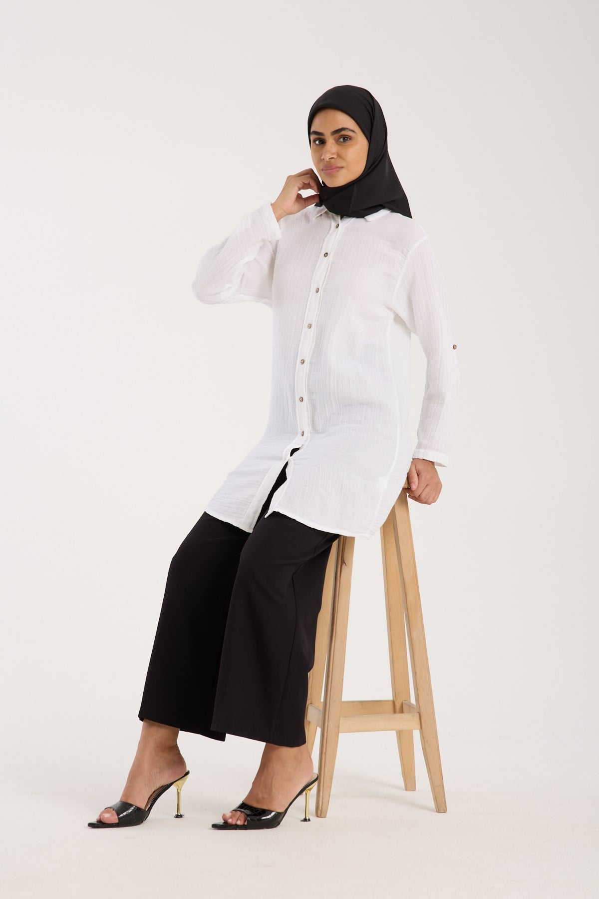 BLACK SERİ EŞARPDüz Renk Black Seri Twill Eşarp Askısı ile Birlikte 90x90 cm