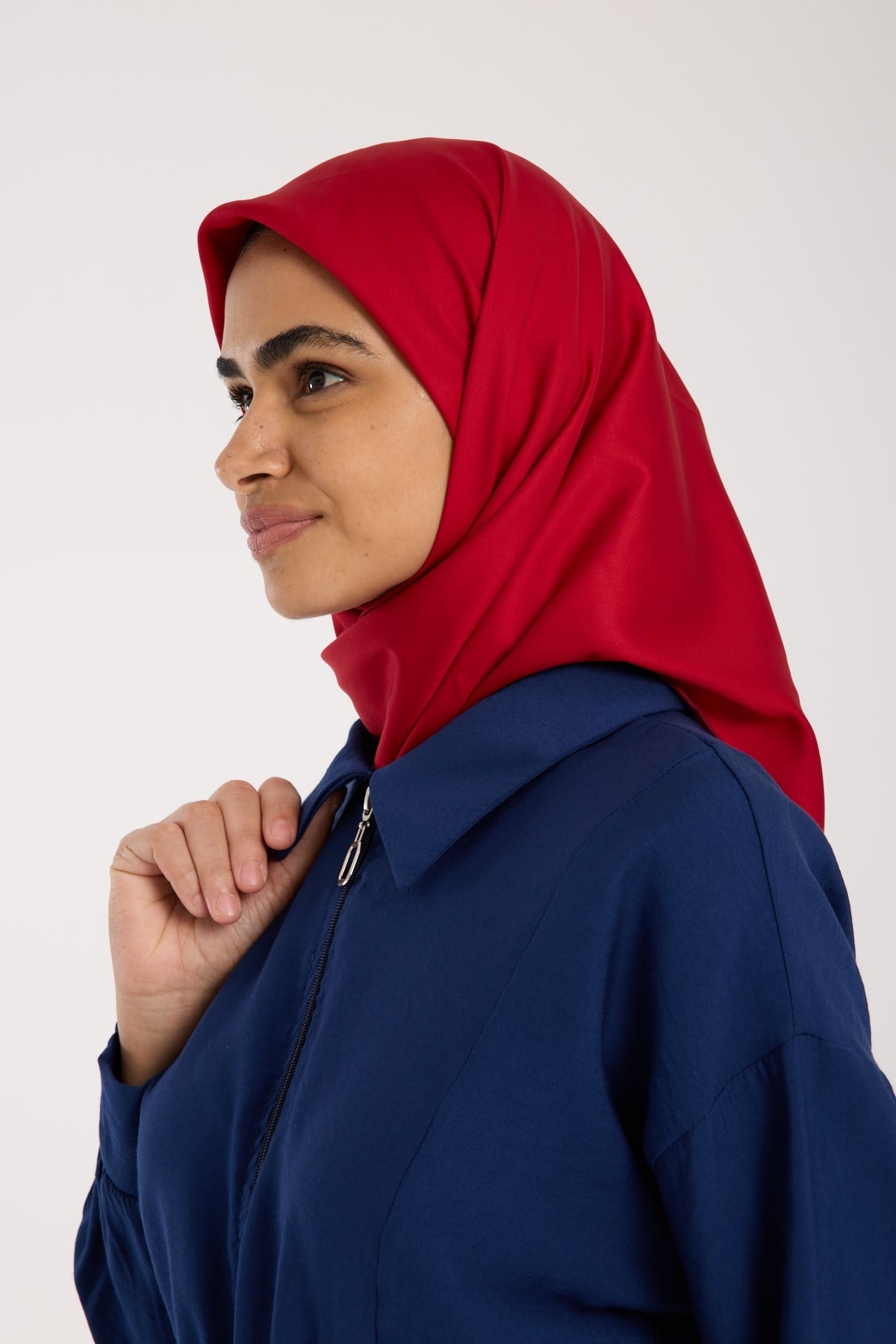BLACK SERİ EŞARPDüz Renk Black Seri Twill Eşarp Askısı ile Birlikte 90x90 cm