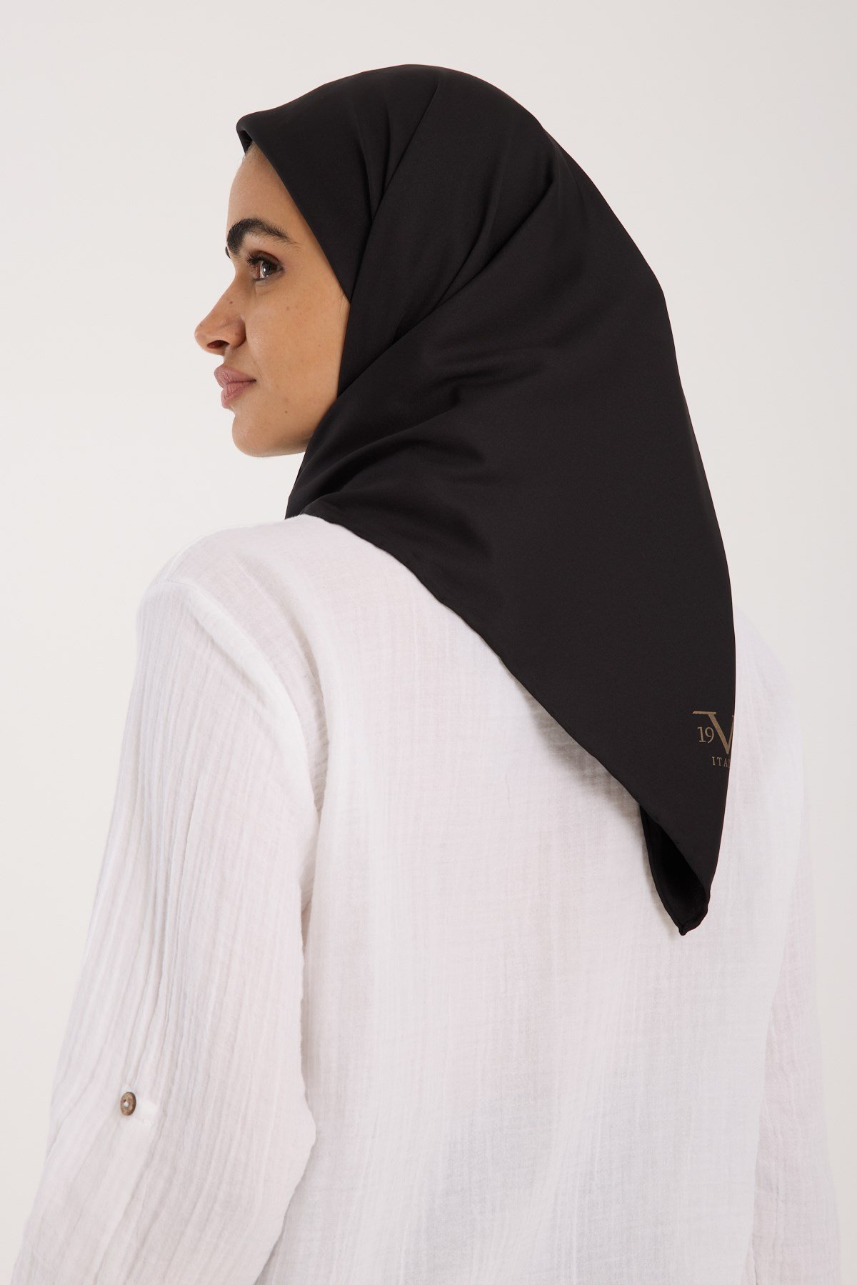 BLACK SERİ EŞARPDüz Renk Black Seri Twill Eşarp Askısı ile Birlikte 90x90 cm