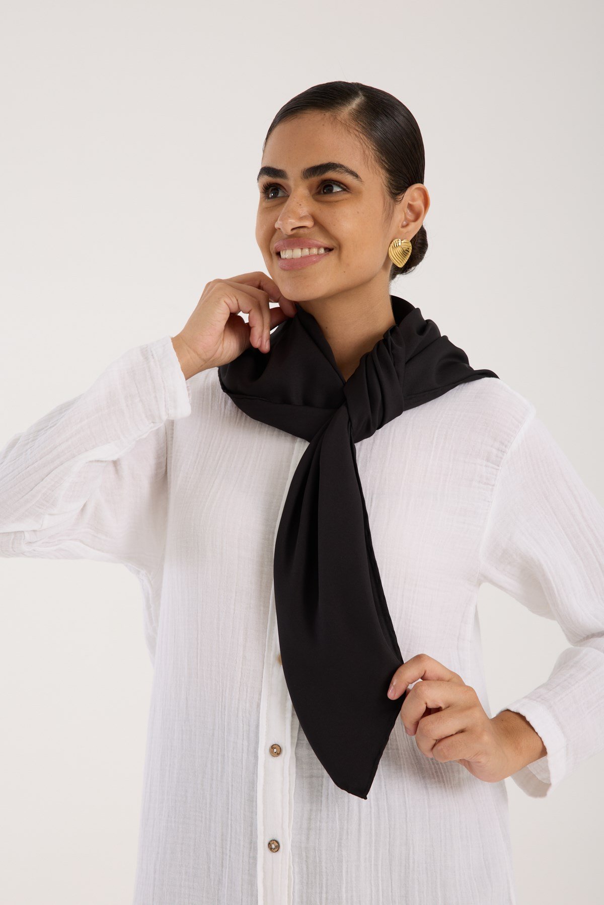 BLACK SERİ EŞARPDüz Renk Black Seri Twill Eşarp Askısı ile Birlikte 90x90 cm