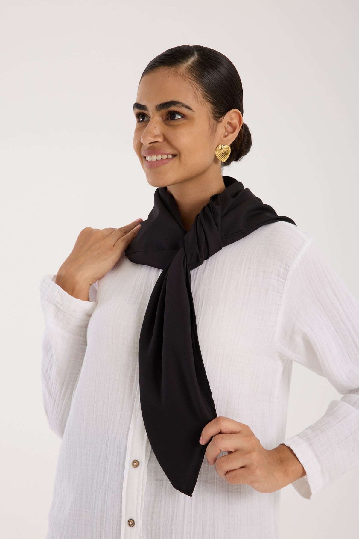 BLACK SERİ EŞARPDüz Renk Black Seri Twill Eşarp Askısı ile Birlikte 90x90 cm