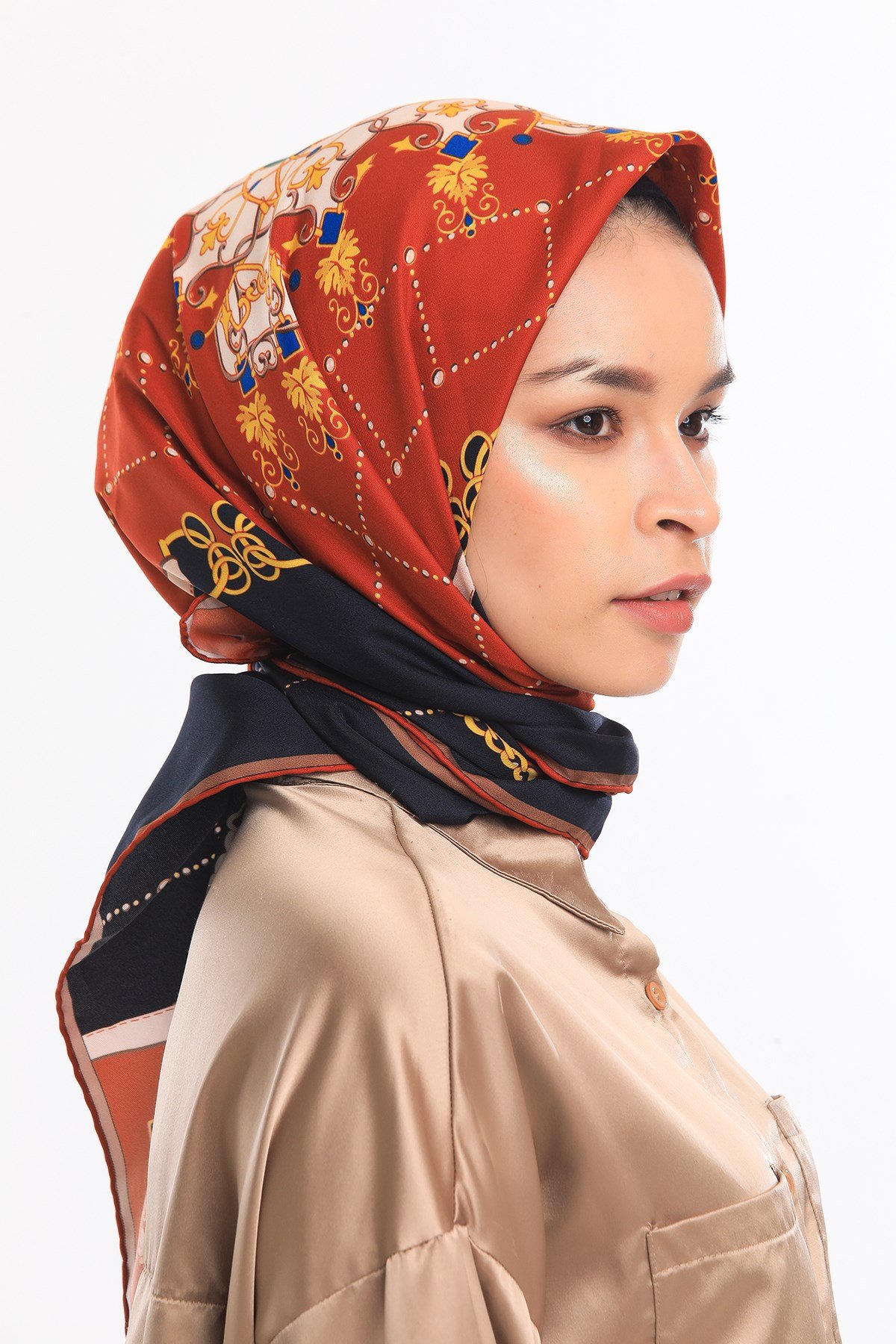 EŞARPZincirli Desen Gold Seri Twill Eşarp Askısı ile Birlikte 90x90 cm