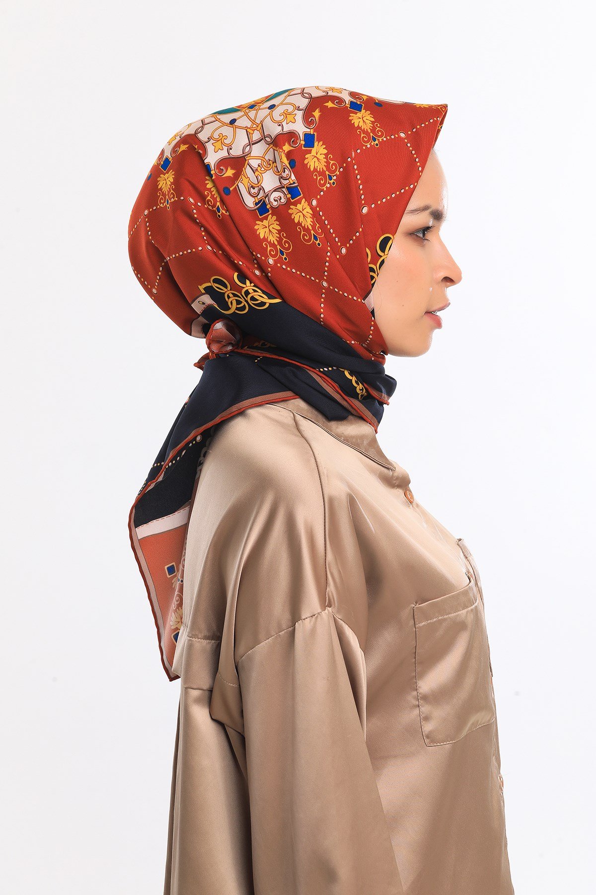 EŞARPZincirli Desen Gold Seri Twill Eşarp Askısı ile Birlikte 90x90 cm