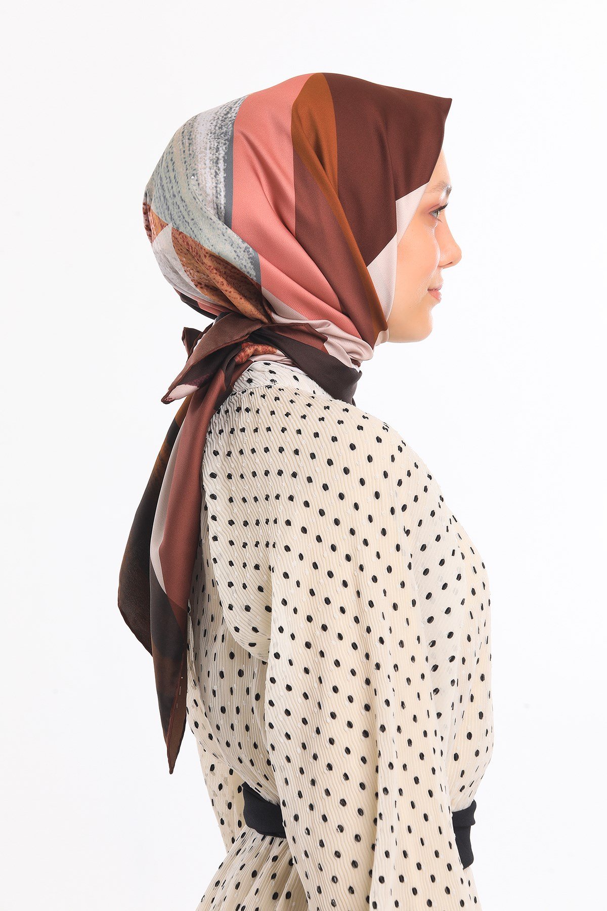EŞARPGeometrik Desen Gold Seri Twill Eşarp Askısı ile Birlikte 90x90 cm