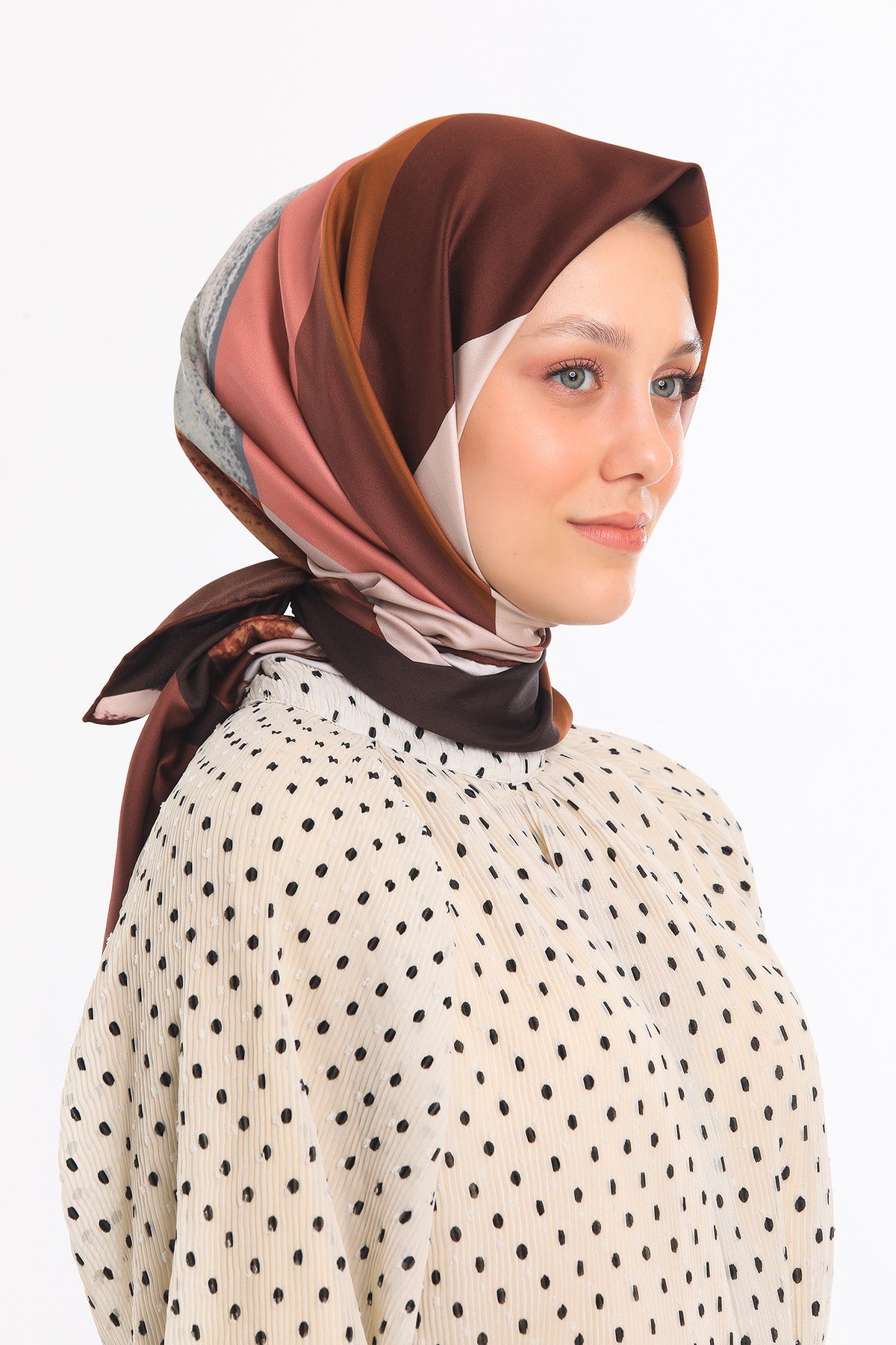 EŞARPGeometrik Desen Gold Seri Twill Eşarp Askısı ile Birlikte 90x90 cm