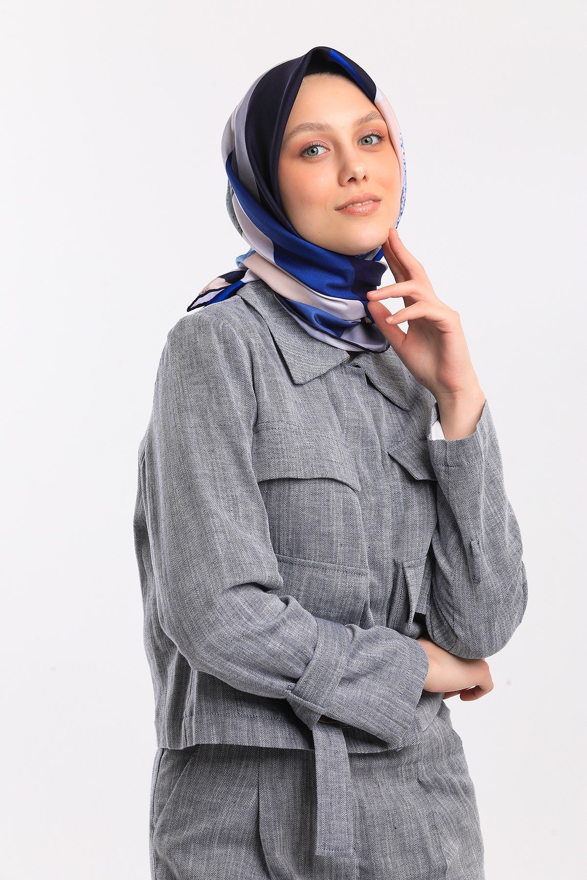 EŞARPGeometrik Desen Gold Seri Twill Eşarp Askısı ile Birlikte 90x90 cm