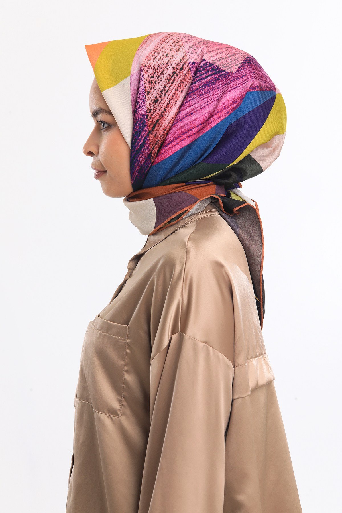 EŞARPGeometrik Desen Gold Seri Twill Eşarp Askısı ile Birlikte 90x90 cm