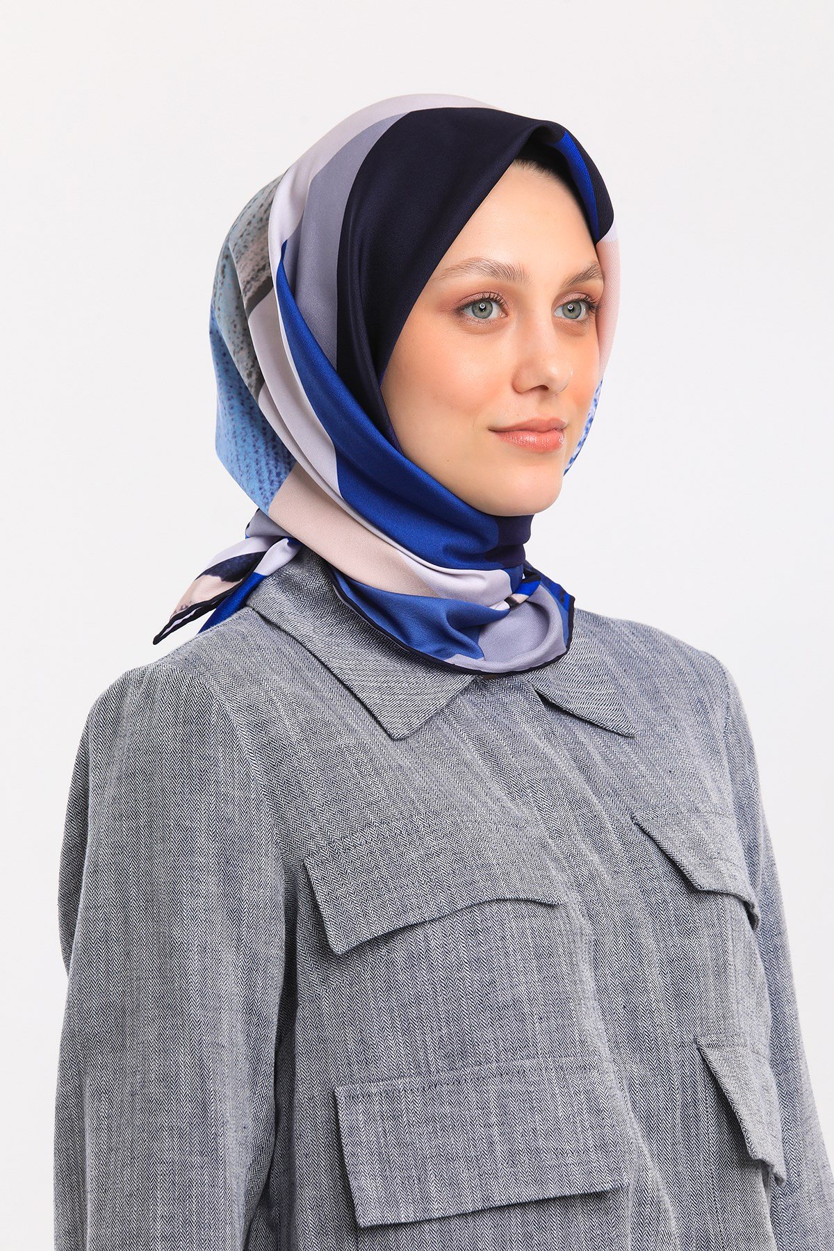 EŞARPGeometrik Desen Gold Seri Twill Eşarp Askısı ile Birlikte 90x90 cm