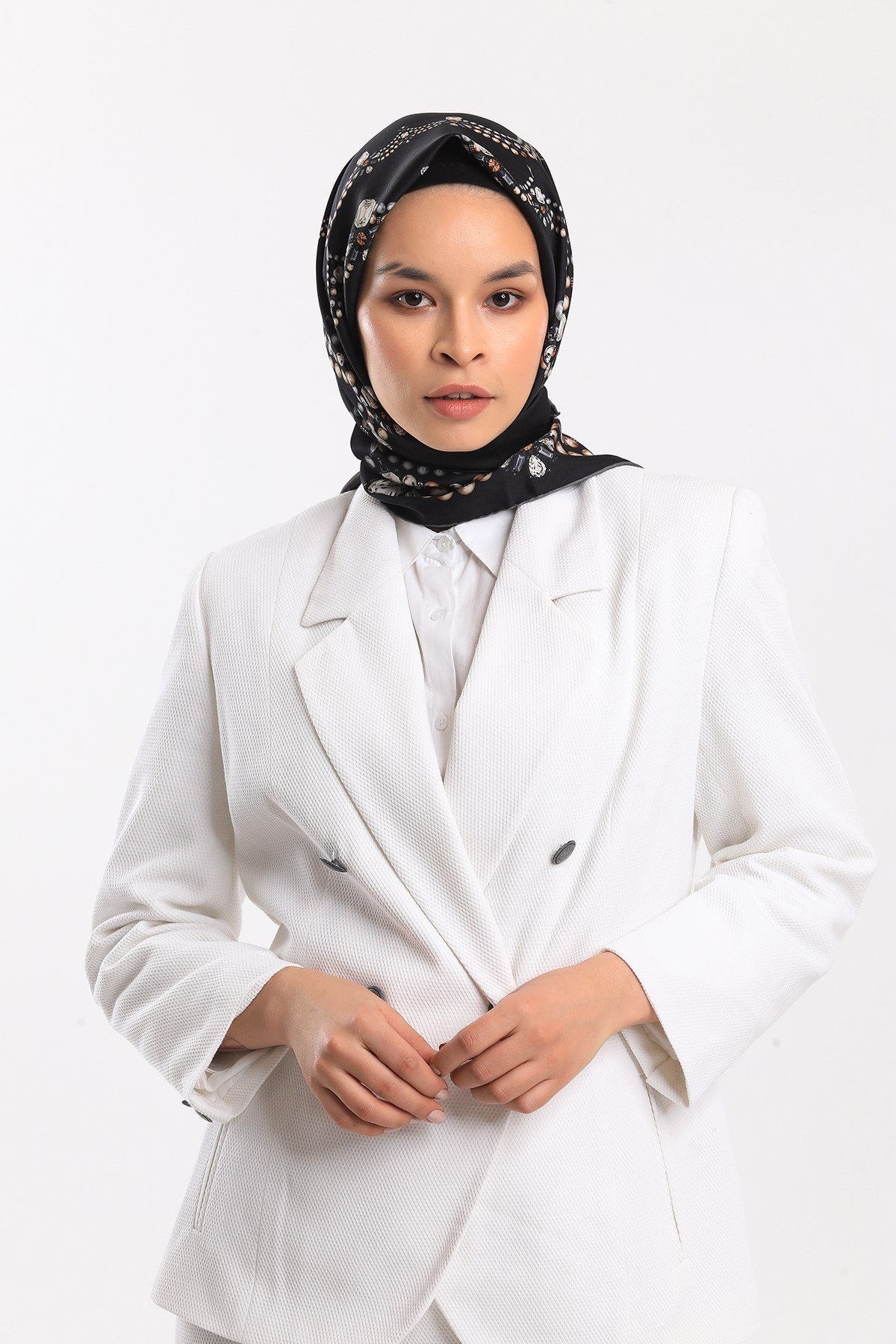 EŞARPEtro Desen Gold Seri Twill Eşarp Askısı ile Birlikte 90x90 cm