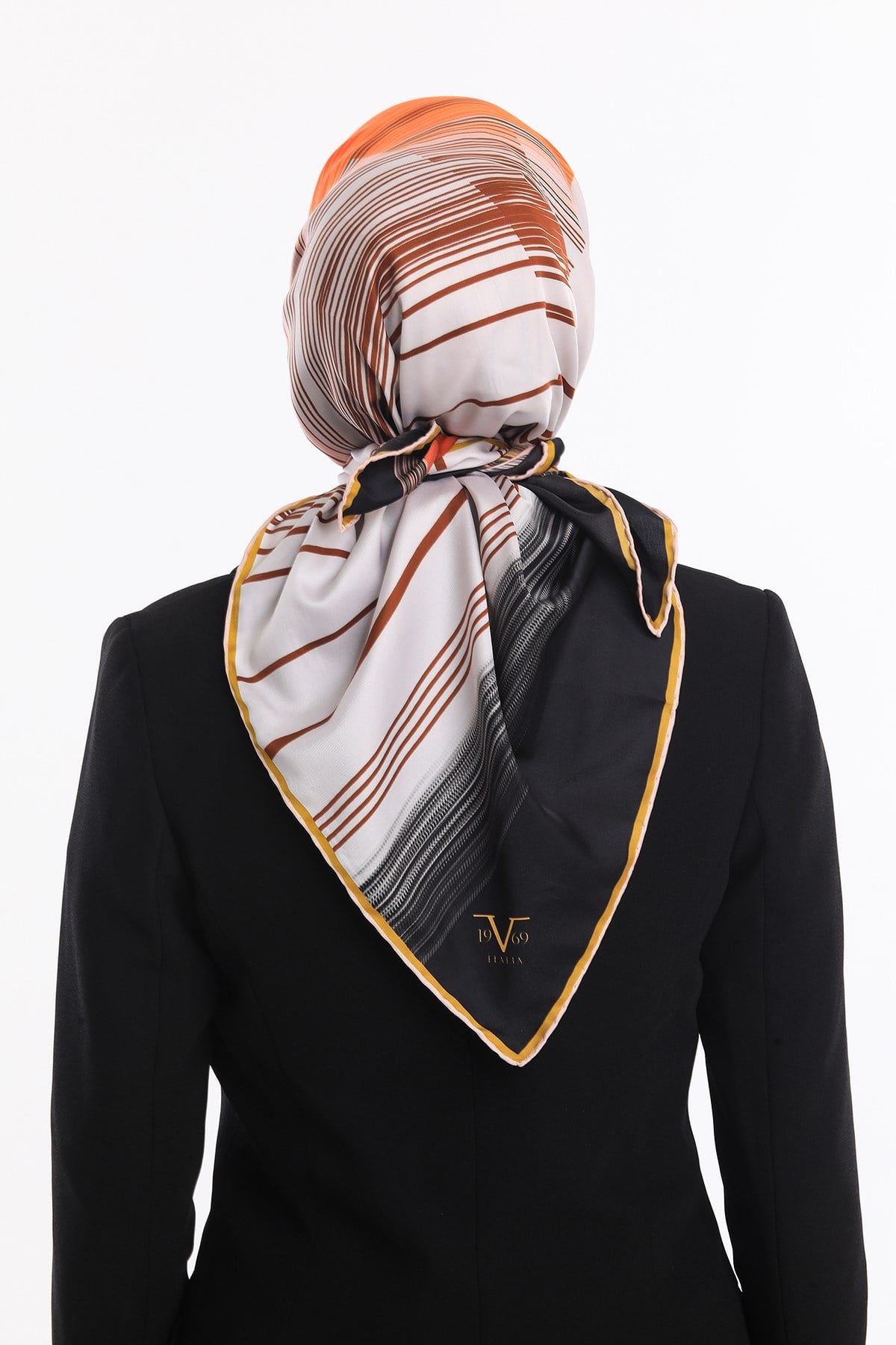 ScarfGeometrik Desen Gold Seri Twill Eşarp Askısı ile Birlikte 90x90 cm