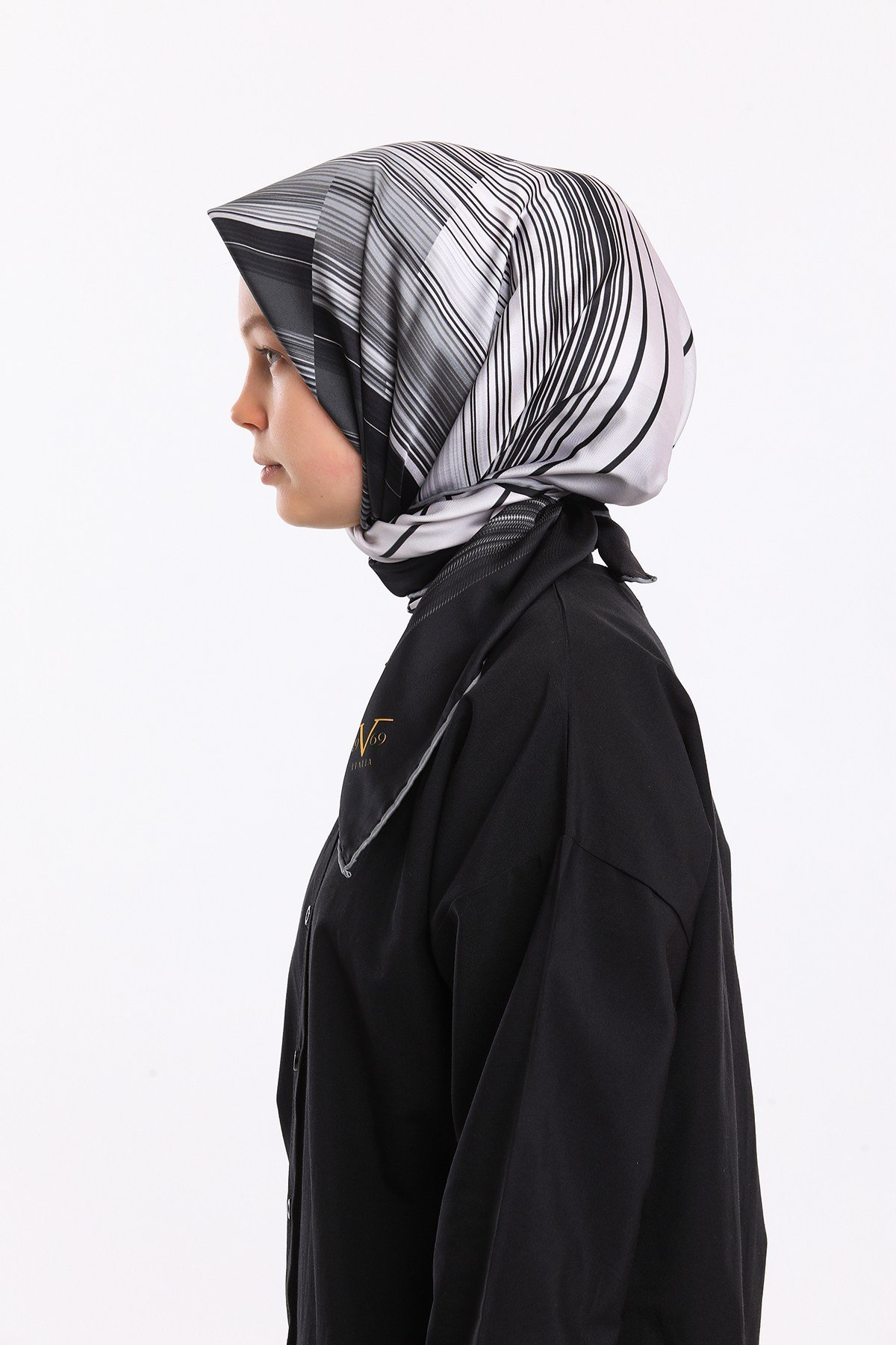 ScarfGeometrik Desen Gold Seri Twill Eşarp Askısı ile Birlikte 90x90 cm