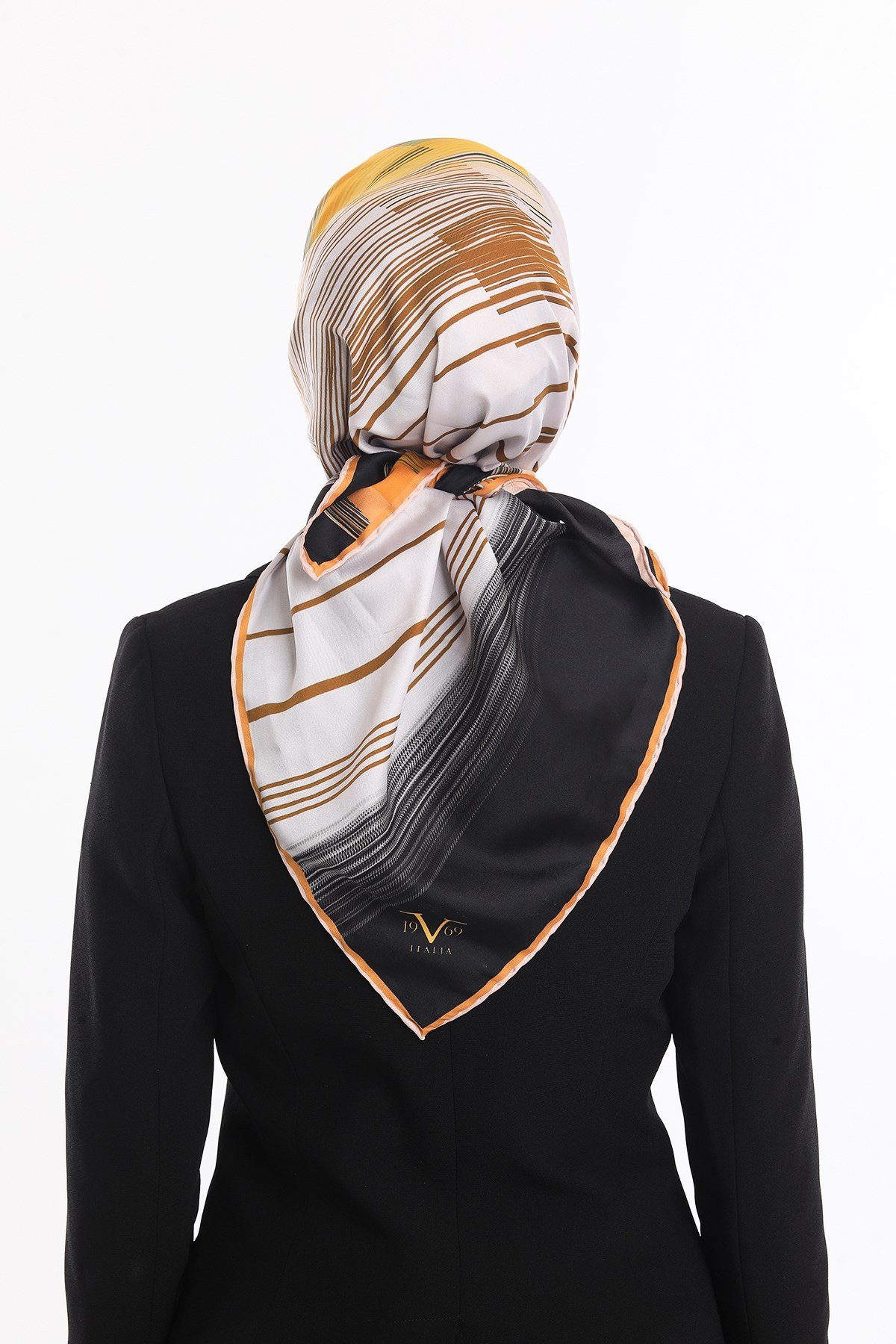 EŞARPGeometrik Desen Gold Seri Twill Eşarp Askısı ile Birlikte 90x90 cm
