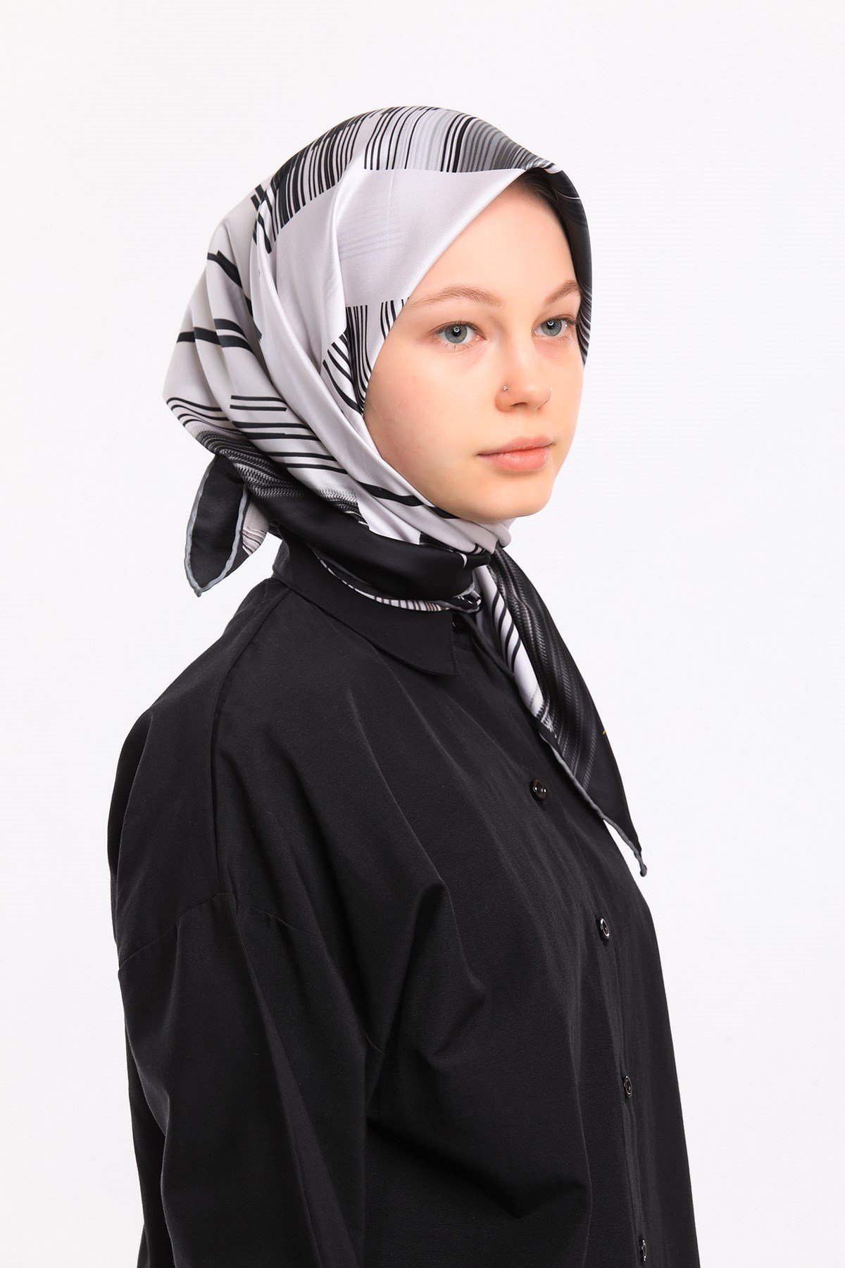 ScarfGeometrik Desen Gold Seri Twill Eşarp Askısı ile Birlikte 90x90 cm