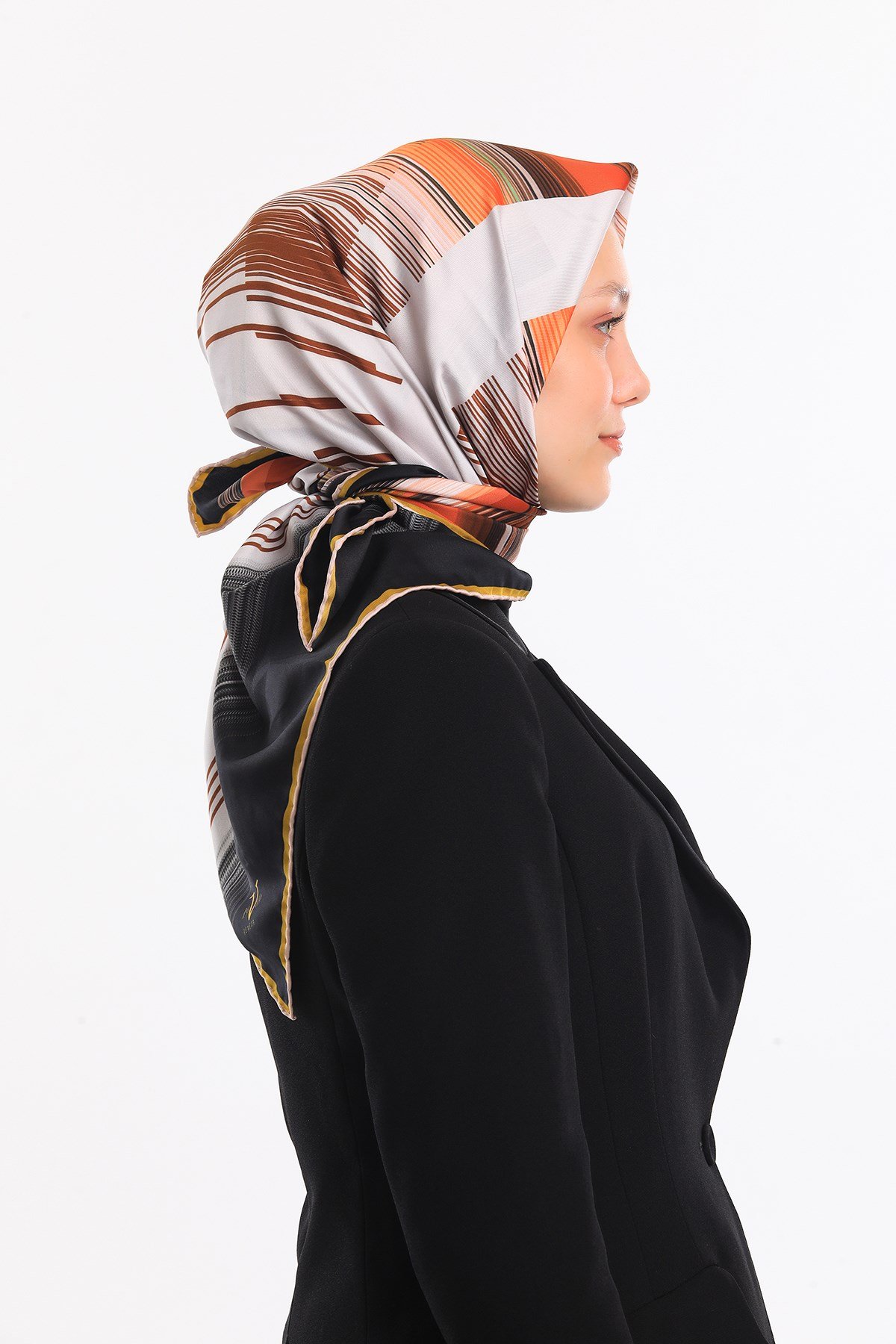 EŞARPGeometrik Desen Gold Seri Twill Eşarp Askısı ile Birlikte 90x90 cm
