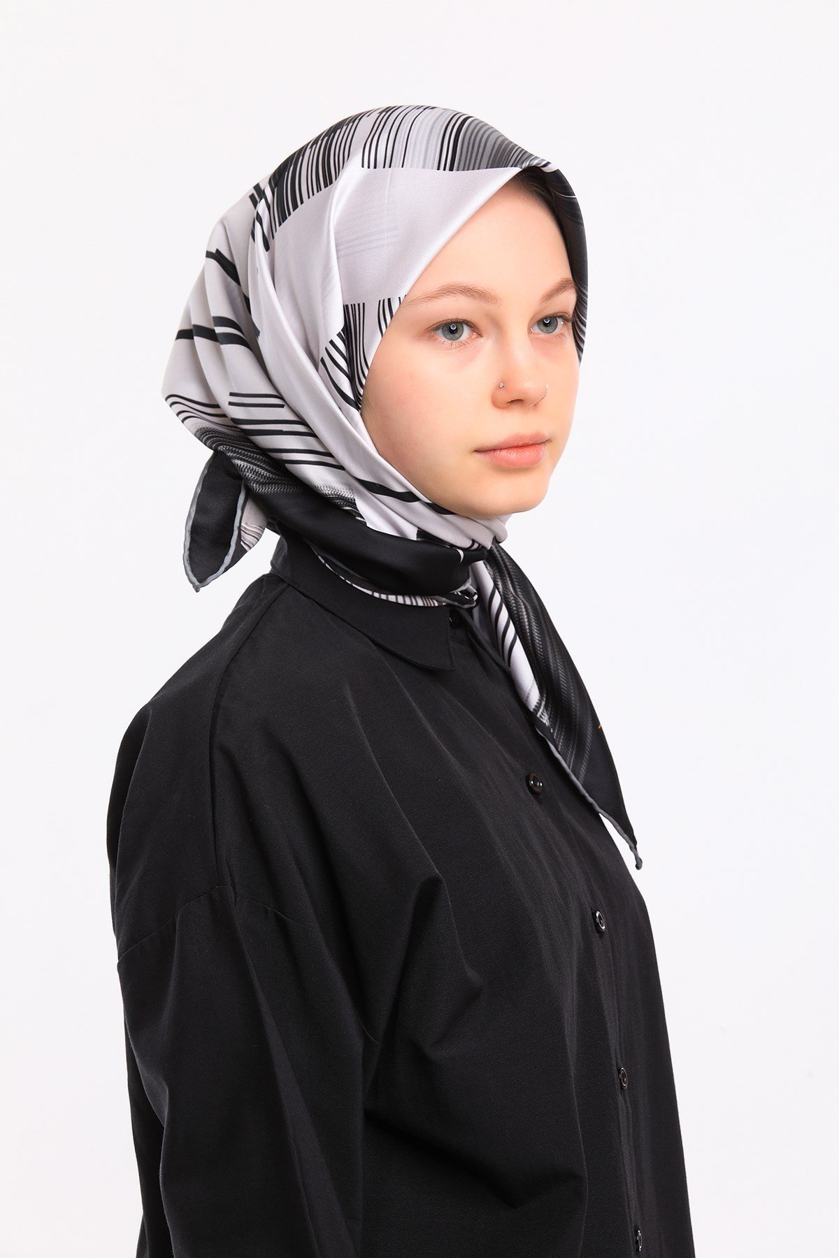 EŞARPGeometrik Desen Gold Seri Twill Eşarp Askısı ile Birlikte 90x90 cm