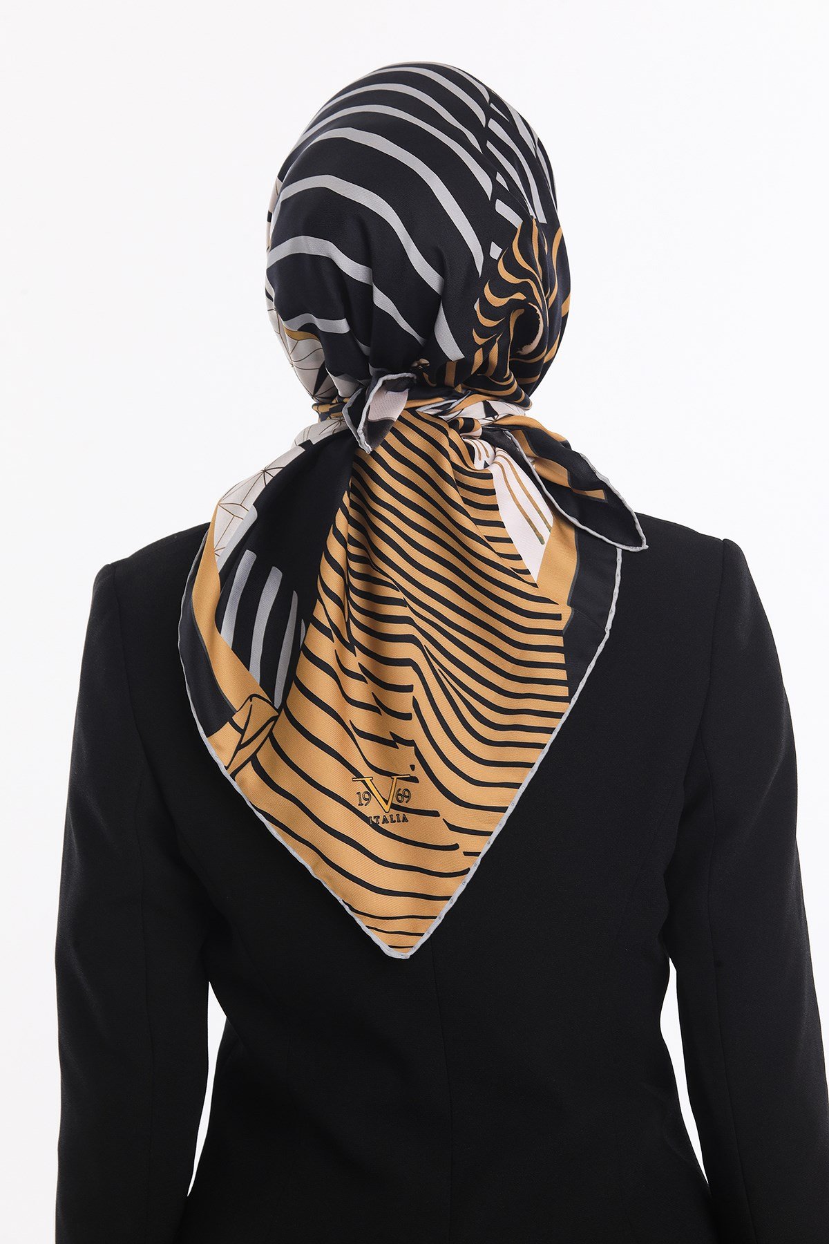 EŞARPGeometrik Desen Gold Seri Twill Eşarp Askısı ile Birlikte 90x90 cm