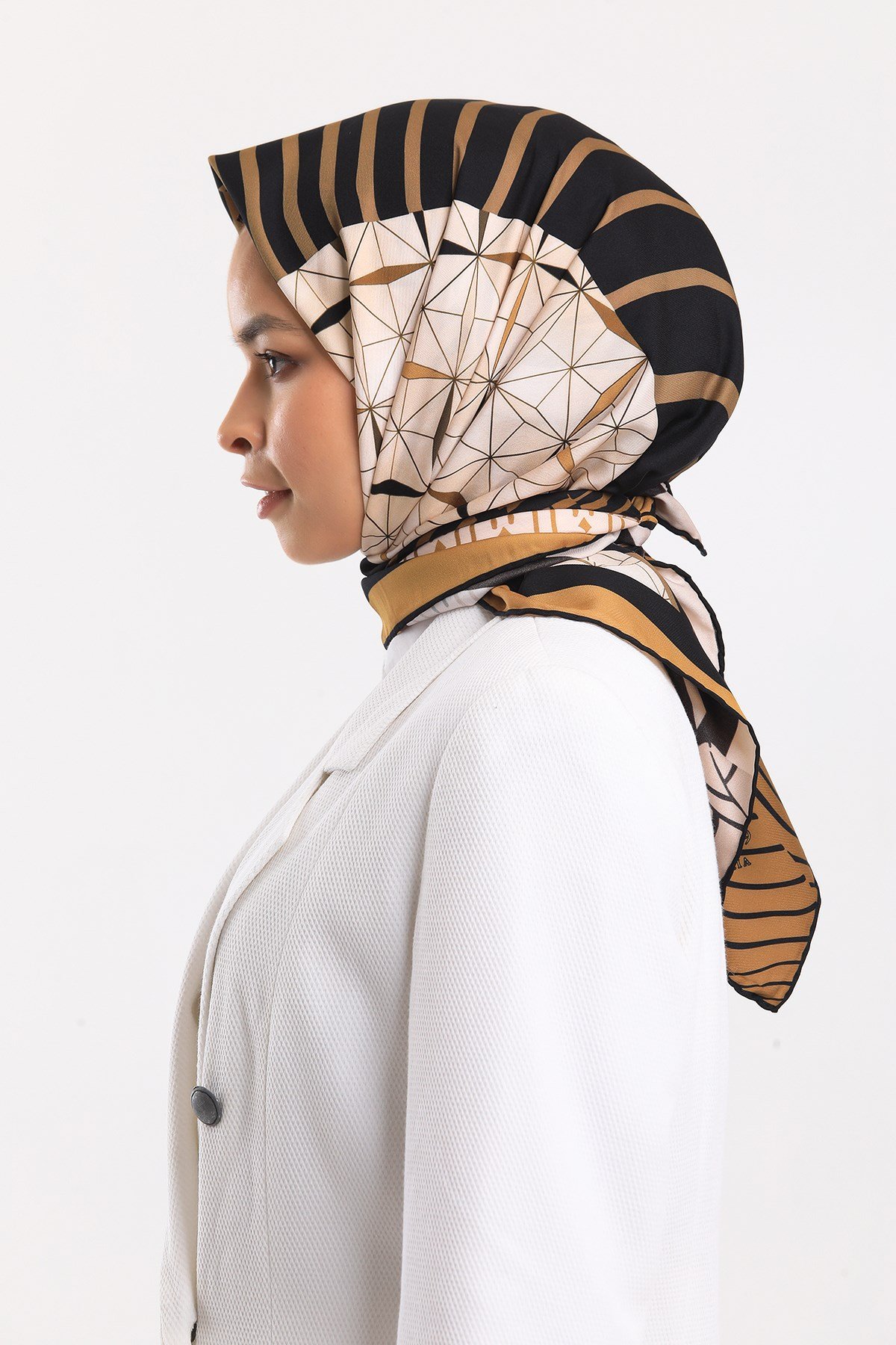 EŞARPGeometrik Desen Gold Seri Twill Eşarp Askısı ile Birlikte 90x90 cm