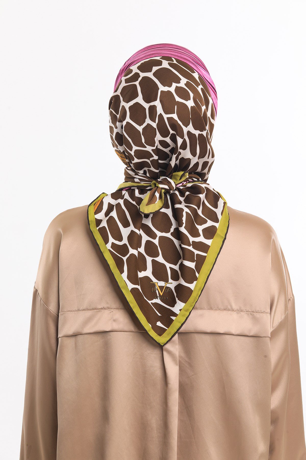 ScarfLeopar Desen Gold Seri Twill Eşarp Askısı ile Birlikte 90x90 cm