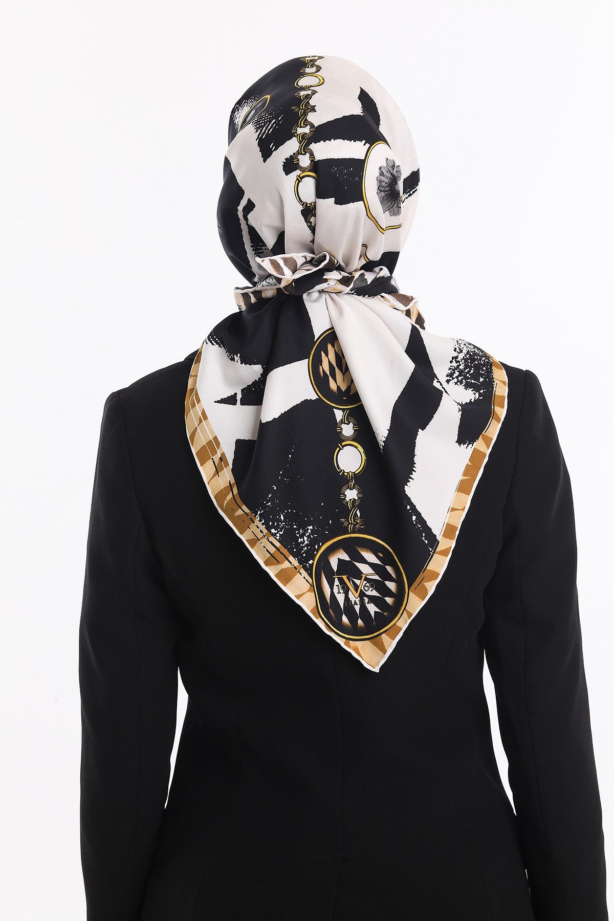 ScarfGeometrik Zincir Desen Gold Seri Twill Eşarp Askısı ile Birlikte 90x90 cm
