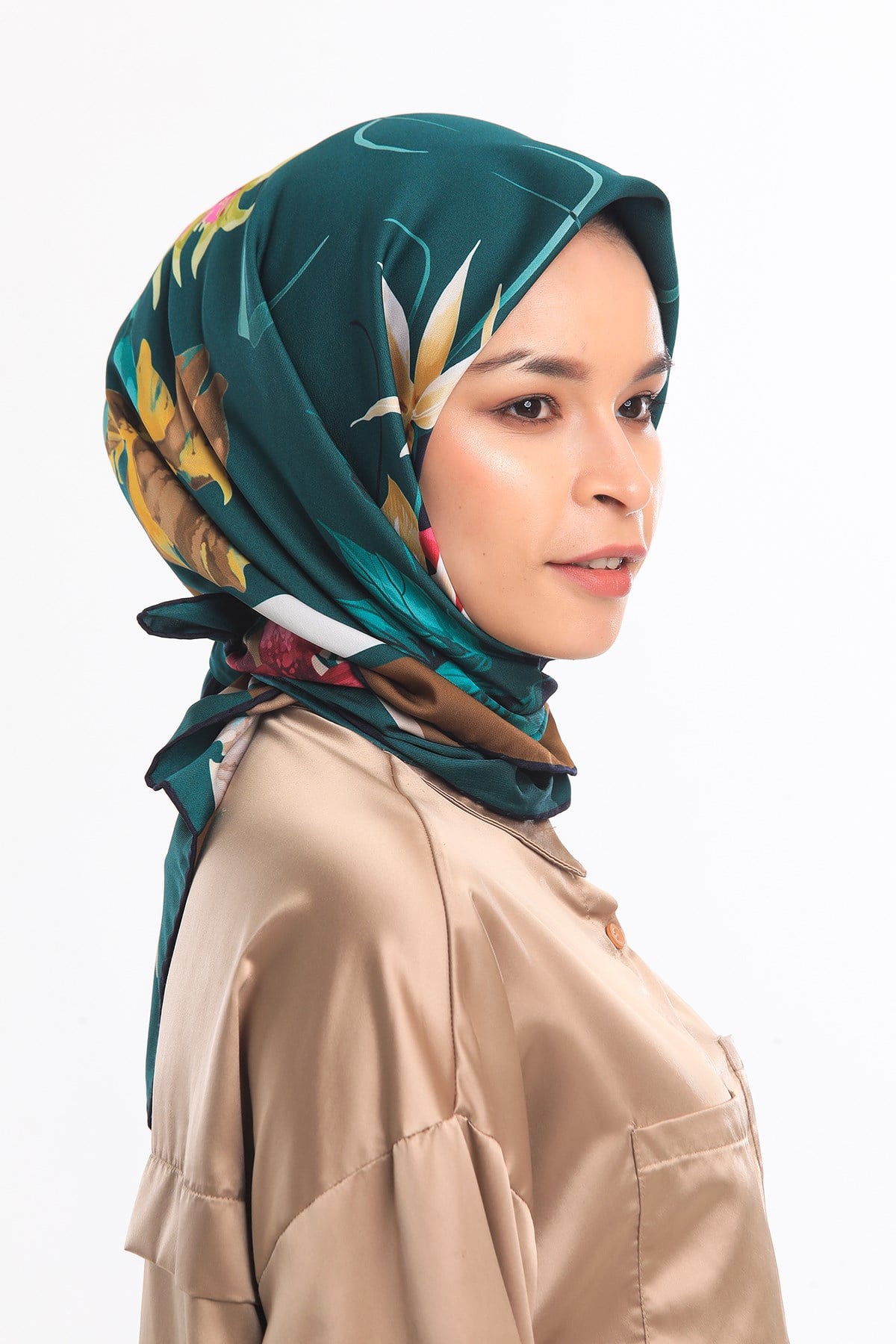 EŞARPÇiçekli Desen Gold Seri Twill Eşarp Askısı ile Birlikte 90x90 cm