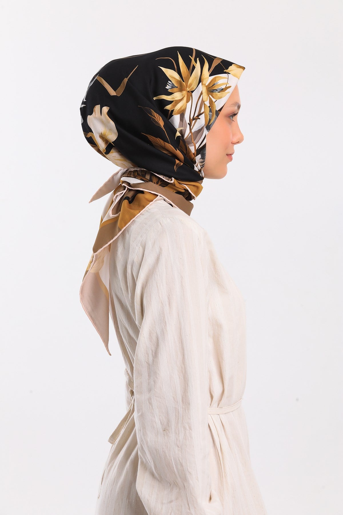 EŞARPÇiçekli Desen Gold Seri Twill Eşarp Askısı ile Birlikte 90x90 cm
