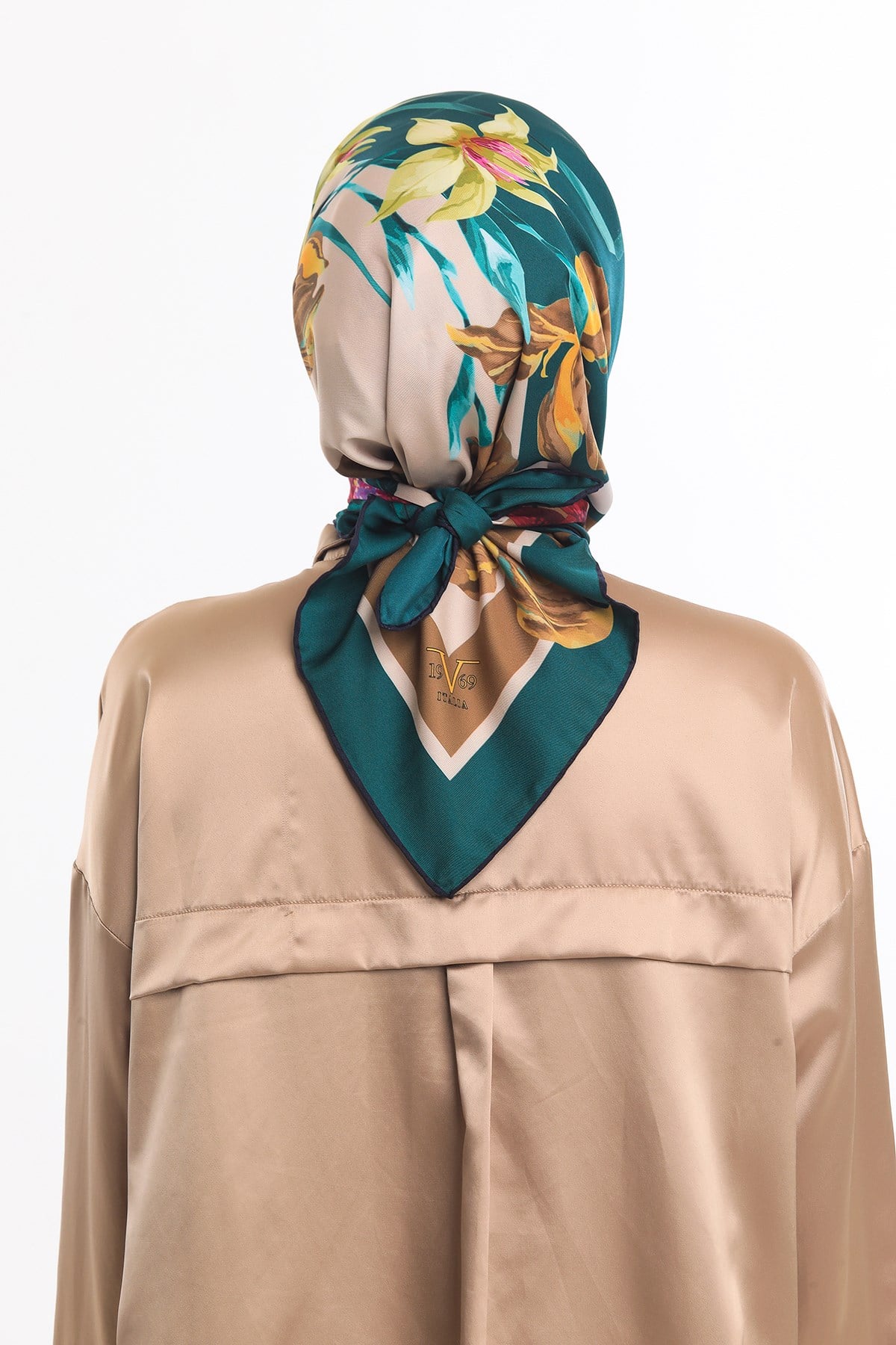 EŞARPÇiçekli Desen Gold Seri Twill Eşarp Askısı ile Birlikte 90x90 cm