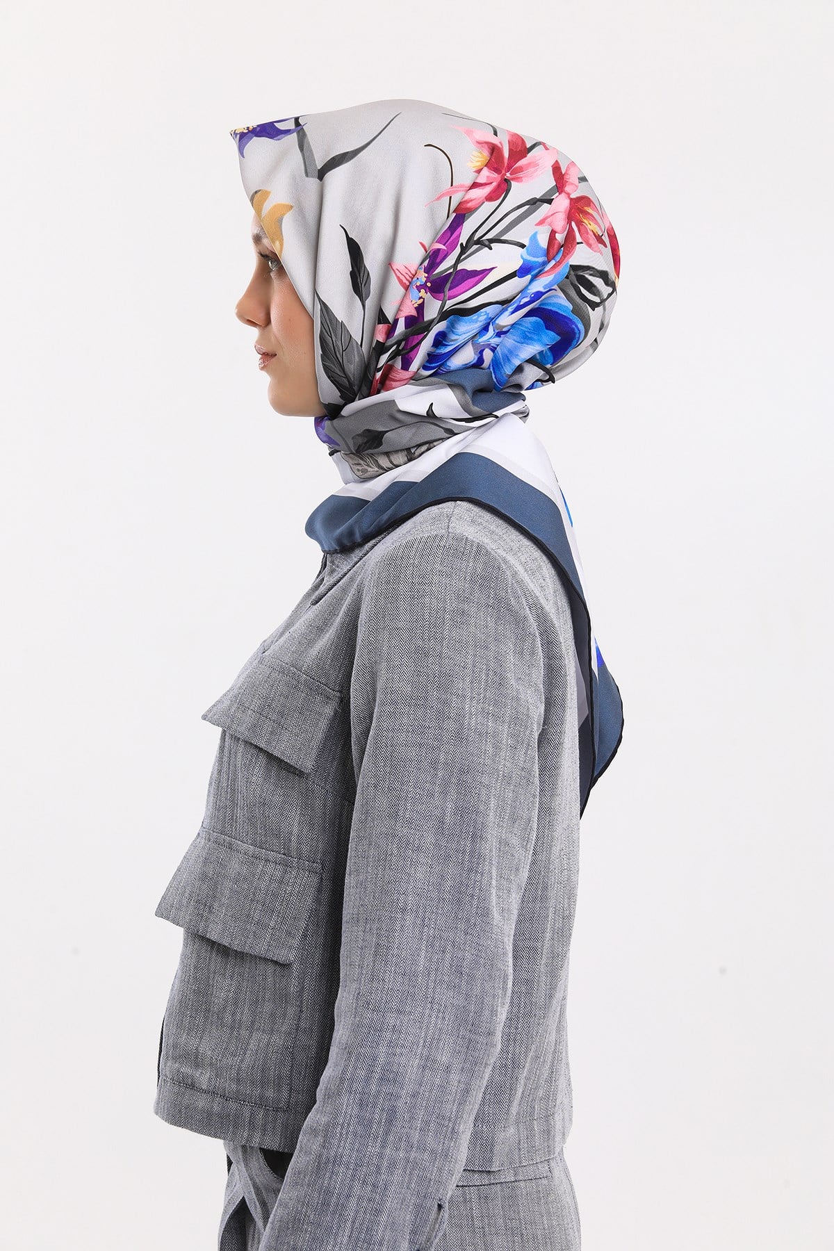 EŞARPÇiçekli Desen Gold Seri Twill Eşarp Askısı ile Birlikte 90x90 cm