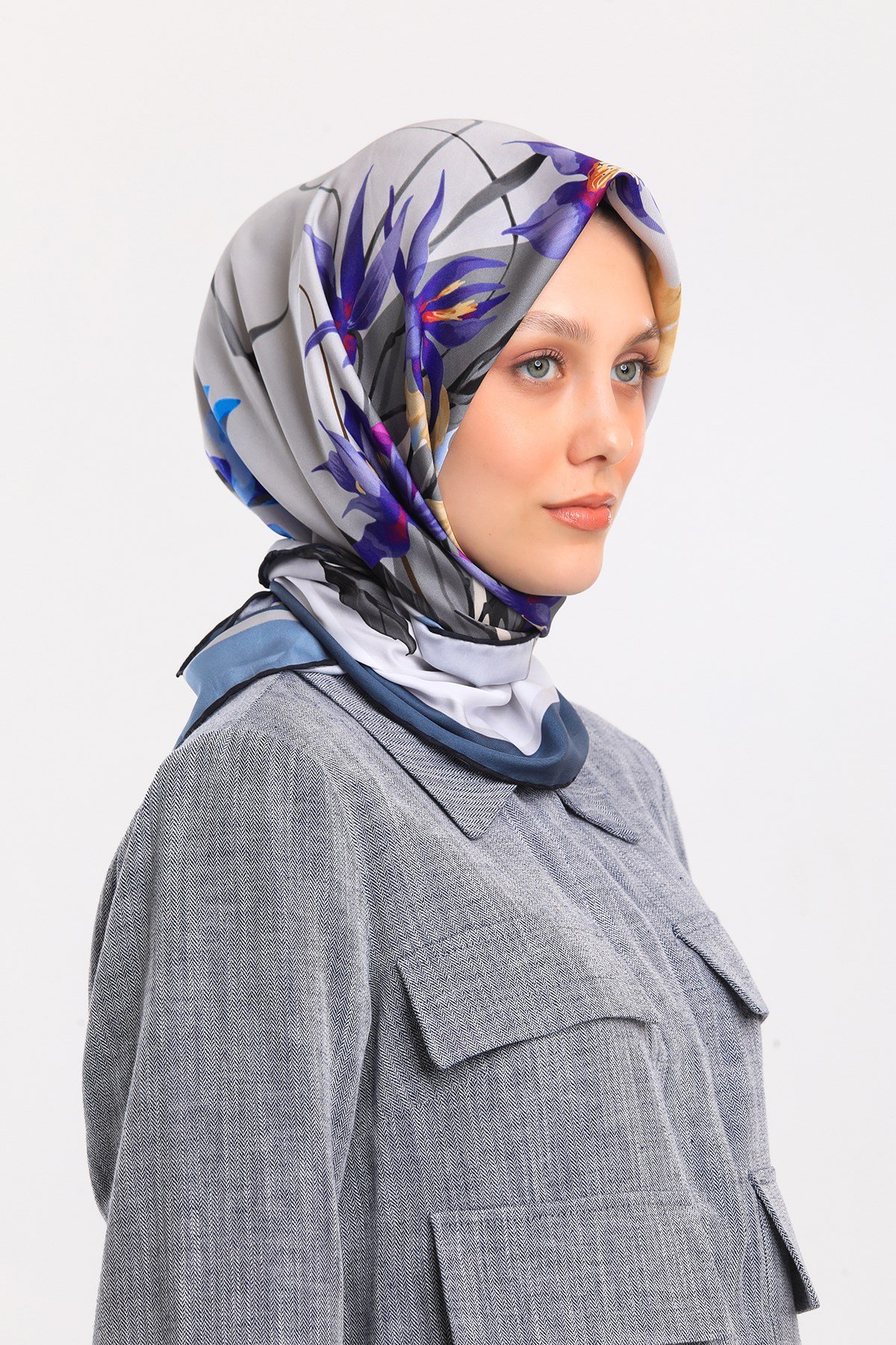 EŞARPÇiçekli Desen Gold Seri Twill Eşarp Askısı ile Birlikte 90x90 cm