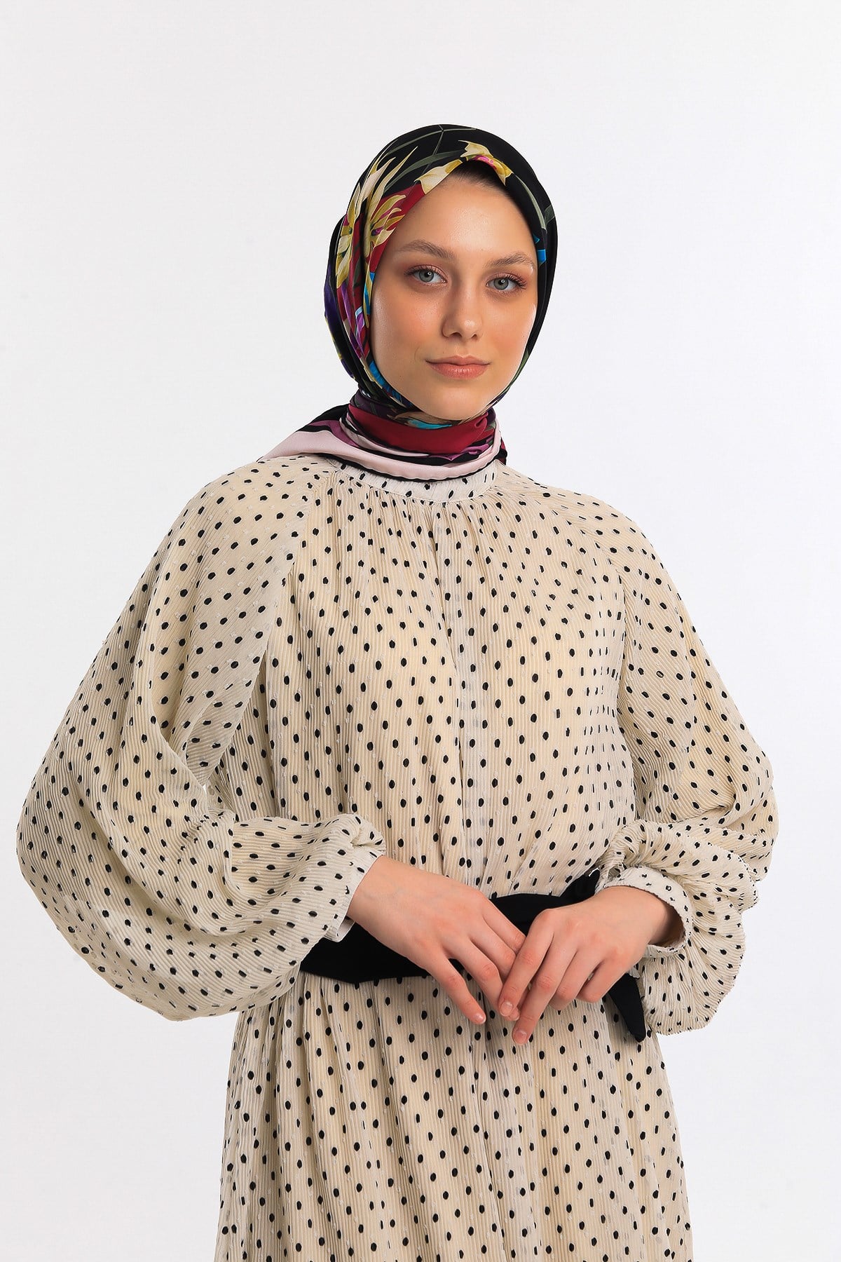 EŞARPÇiçekli Desen Gold Seri Twill Eşarp Askısı ile Birlikte 90x90 cm