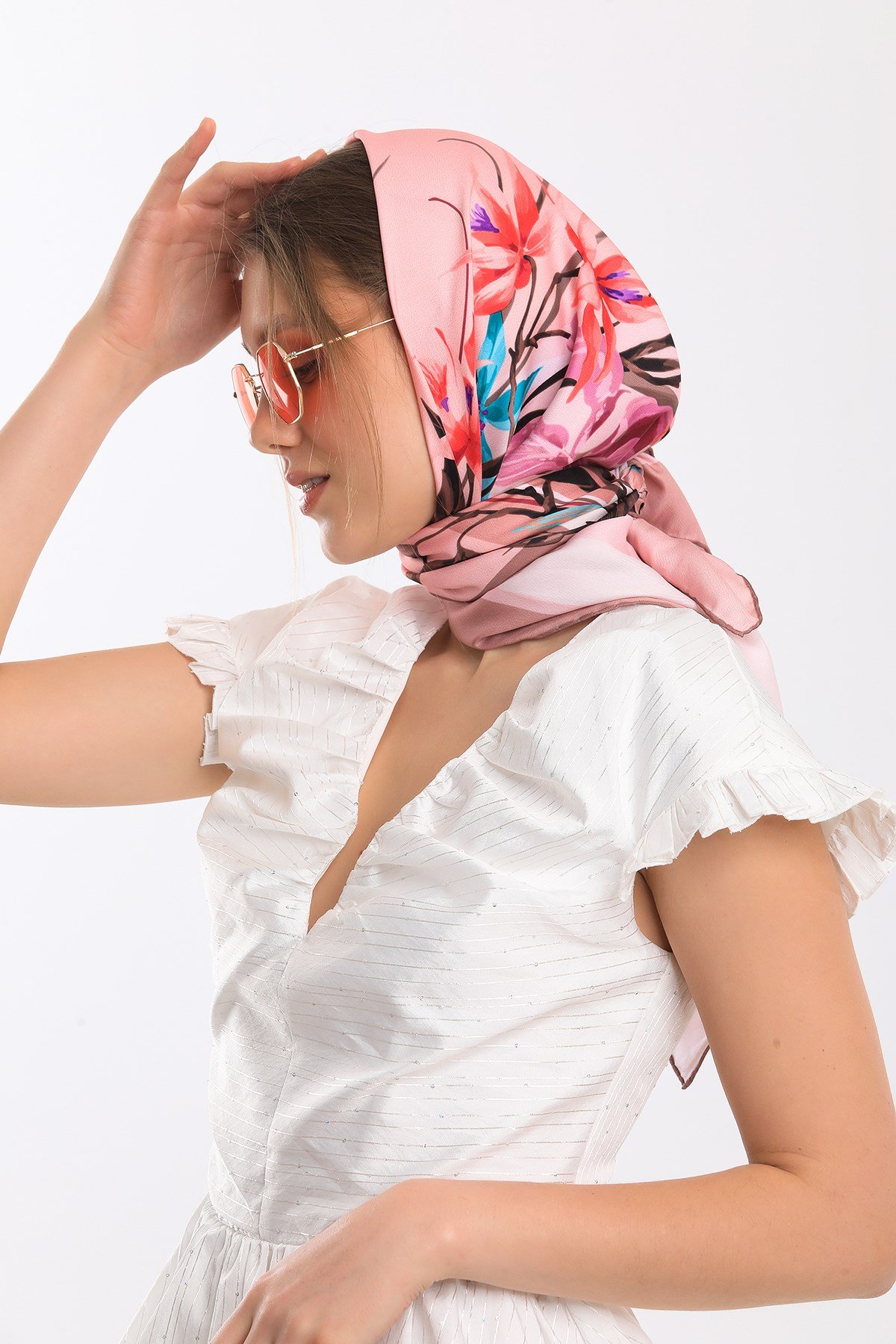 EŞARPÇiçekli Desen Gold Seri Twill Eşarp Askısı ile Birlikte 90x90 cm