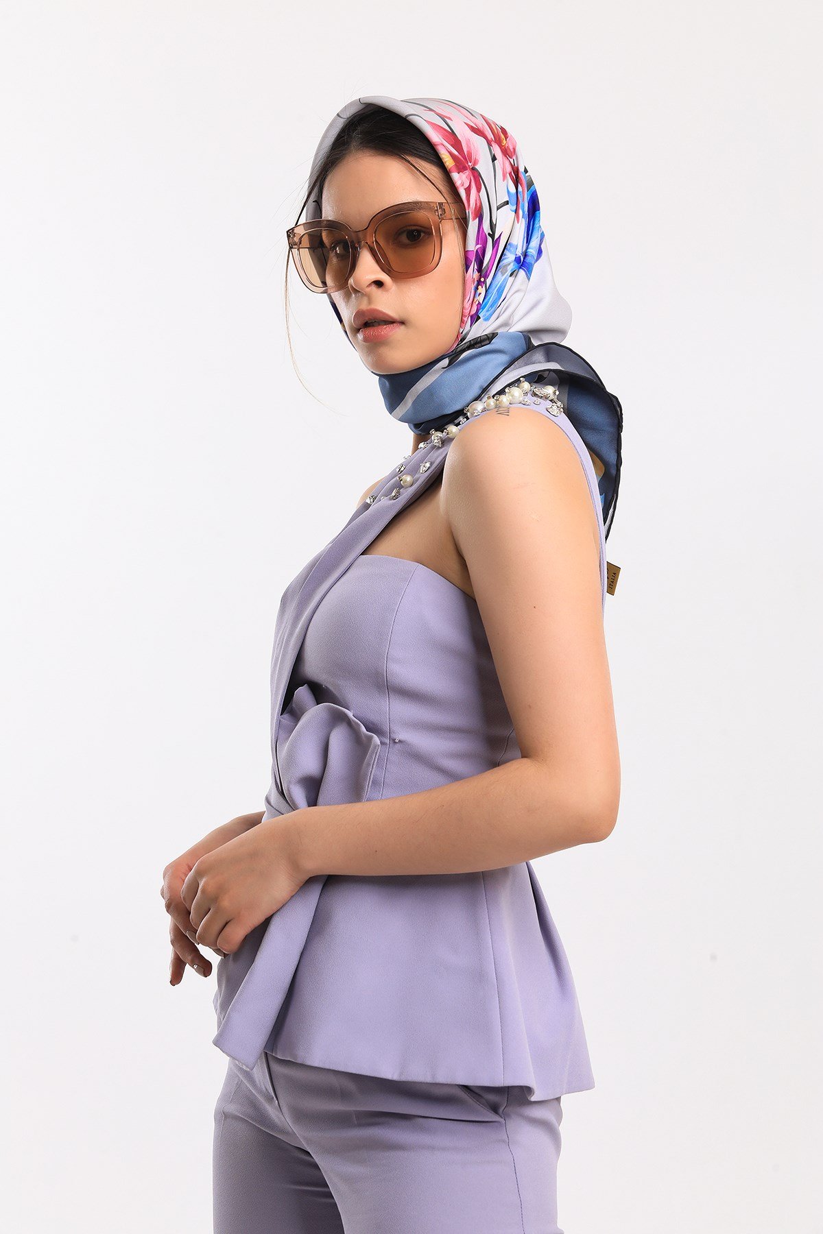 EŞARPÇiçekli Desen Gold Seri Twill Eşarp Askısı ile Birlikte 90x90 cm